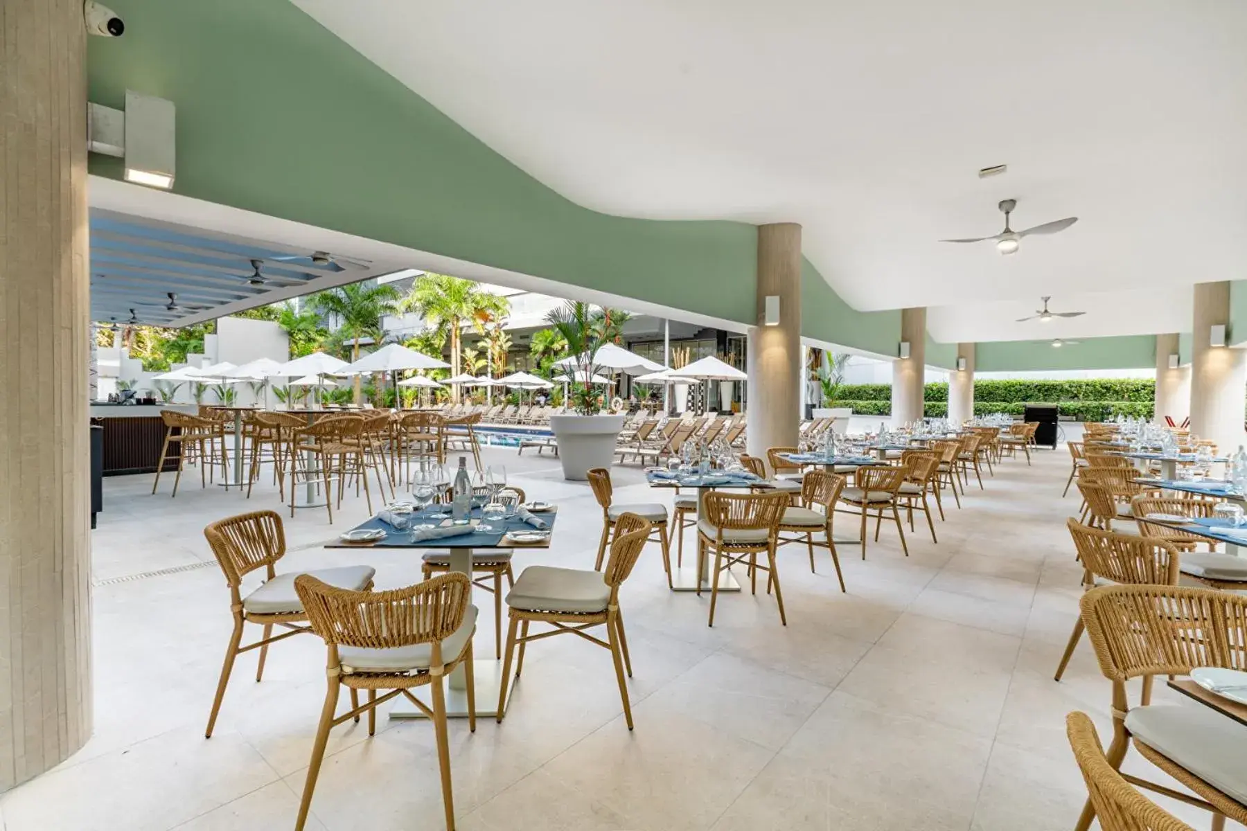 Lounge or bar in Riu Plaza Panamá Lounge or bar in Riu Plaza Panamá