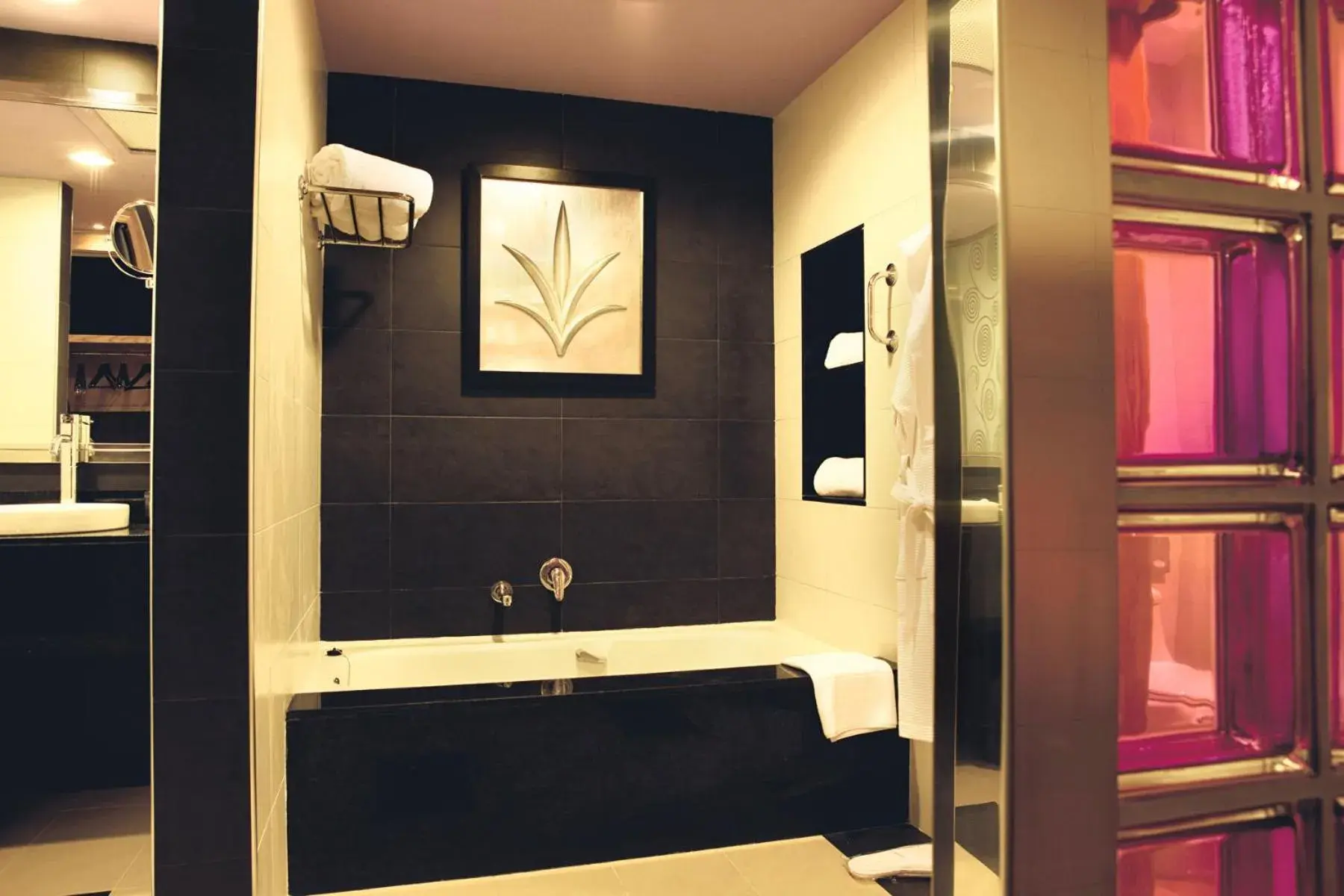 Bath, Bed in Riu Plaza Panamá Bath, Bed in Riu Plaza Panamá