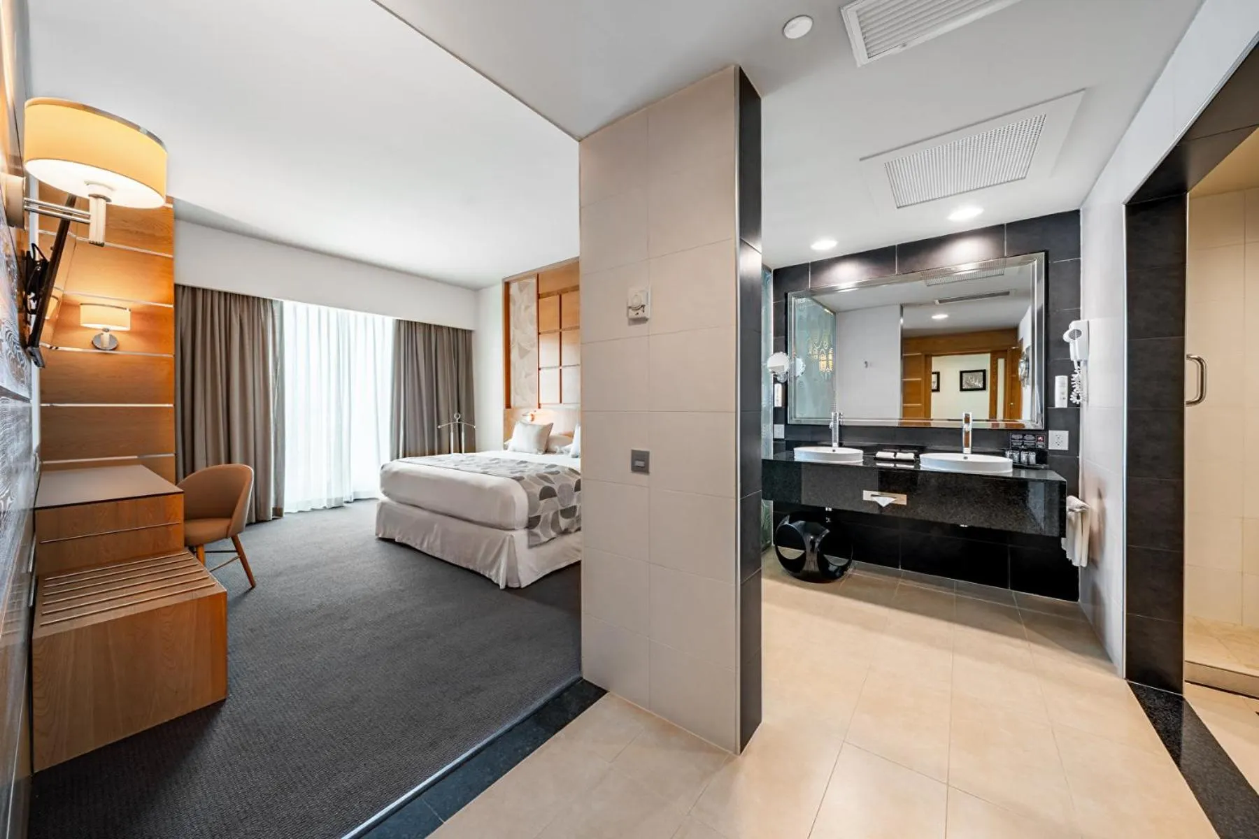 View (from property/room), Bed in Riu Plaza Panamá