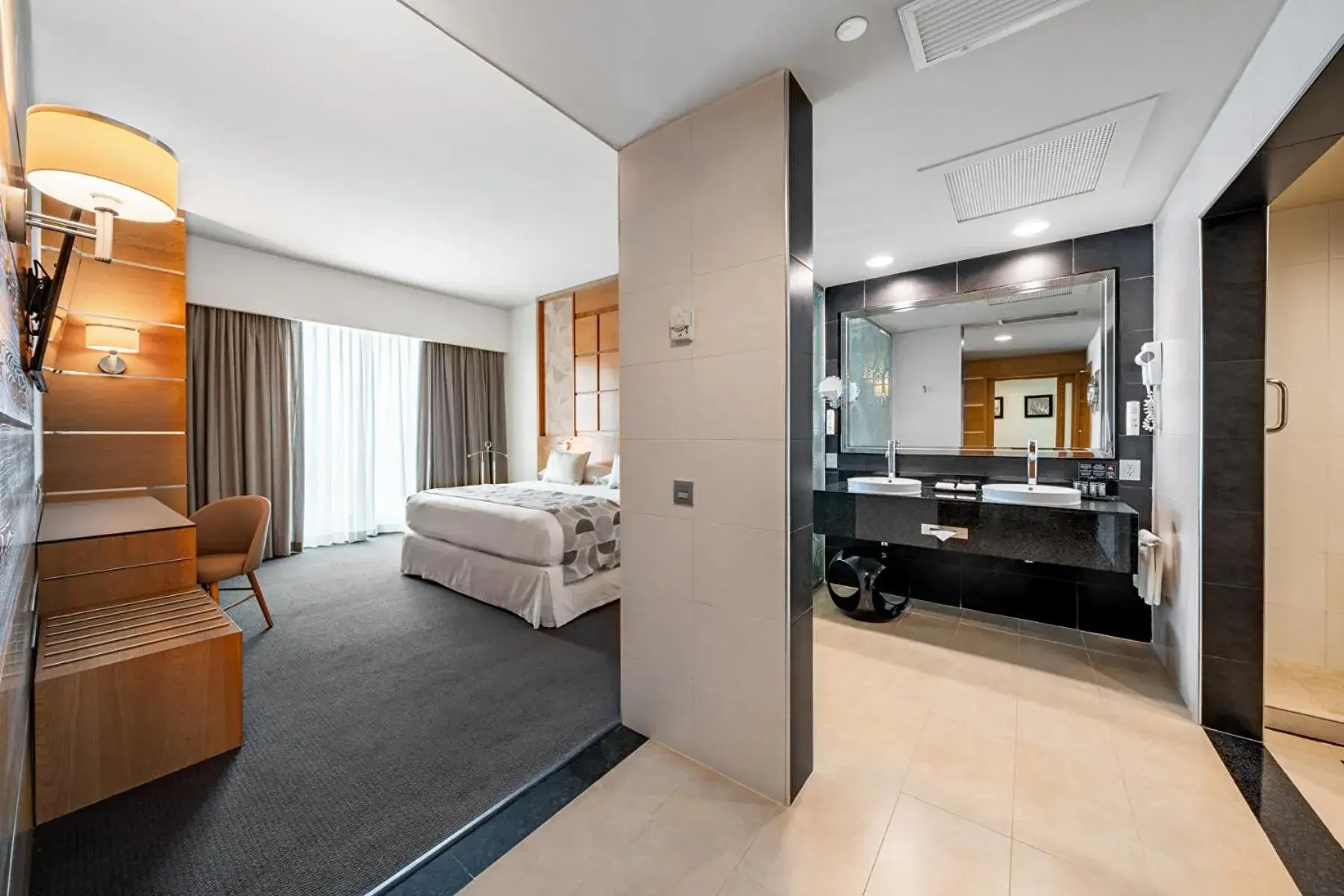 View (from property/room), Bed in Riu Plaza Panamá View (from property/room), Bed in Riu Plaza Panamá