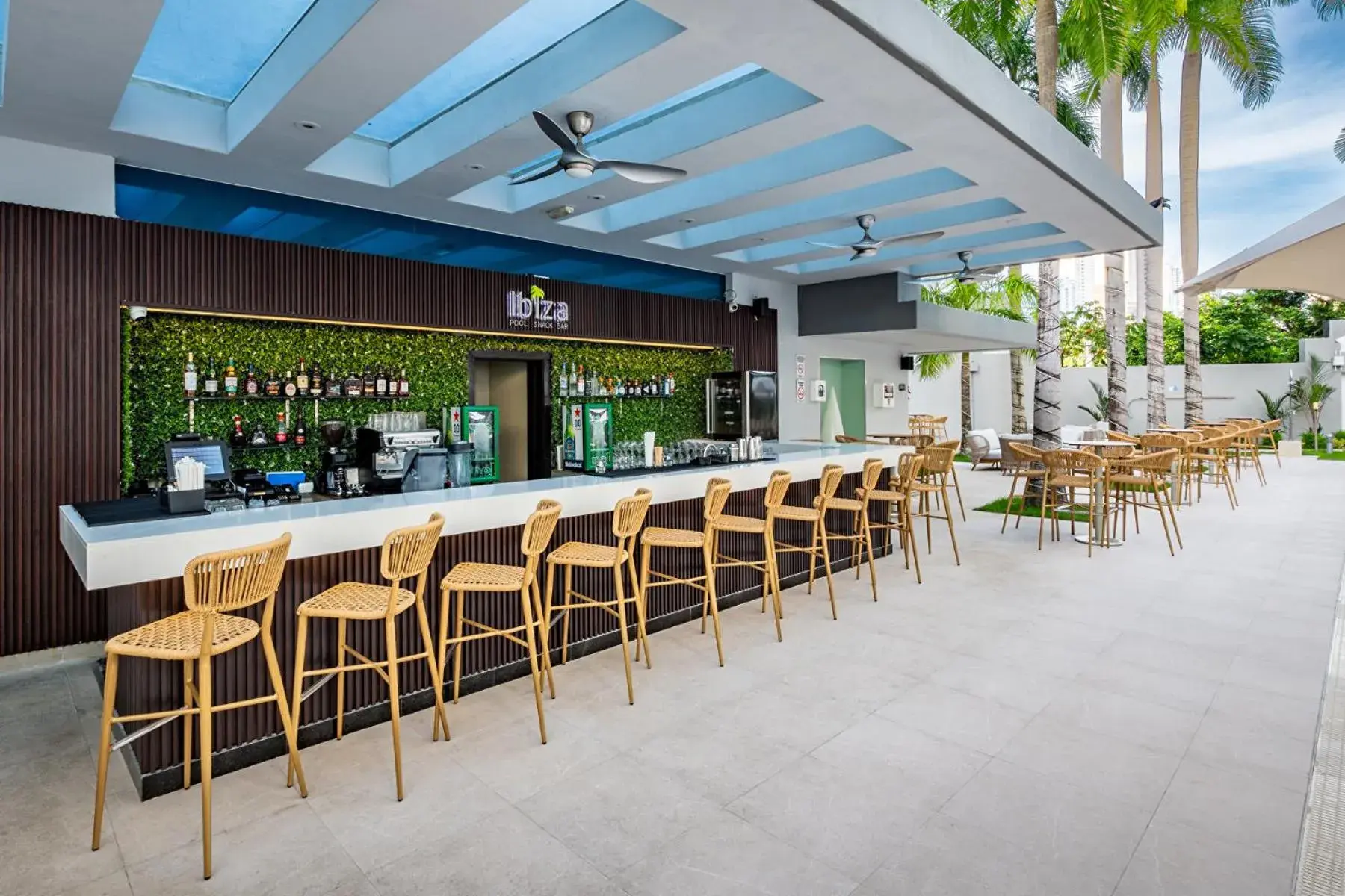 Lounge or bar in Riu Plaza Panamá Lounge or bar in Riu Plaza Panamá