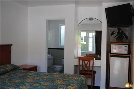 Photo of the whole room, Bed in Rose Bowl Motel
