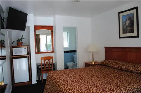 Photo of the whole room, Bed in Rose Bowl Motel