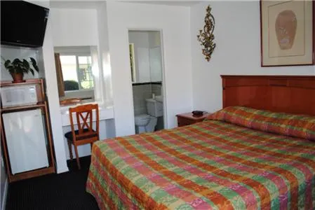 Photo of the whole room, Bed in Rose Bowl Motel