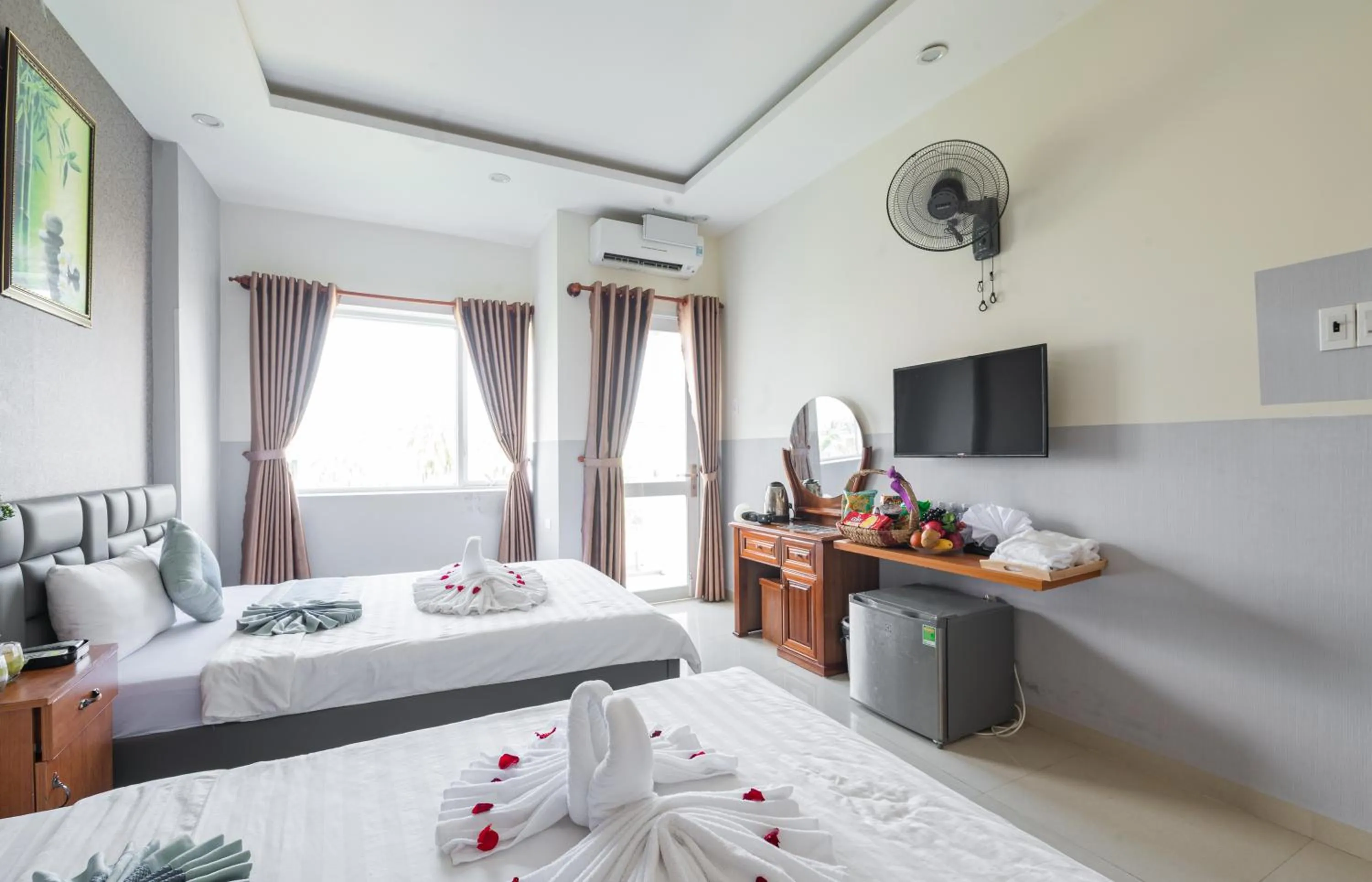 Photo of the whole room, Bed in Hương Biển Hotel
