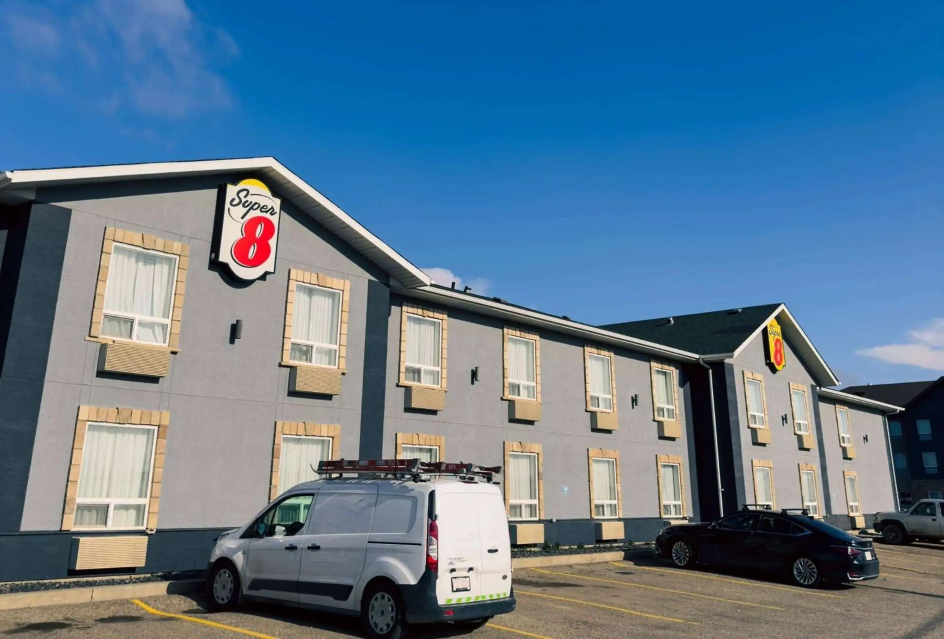 Property building in Super 8 by Wyndham Dawson Creek Property building in Super 8 by Wyndham Dawson Creek