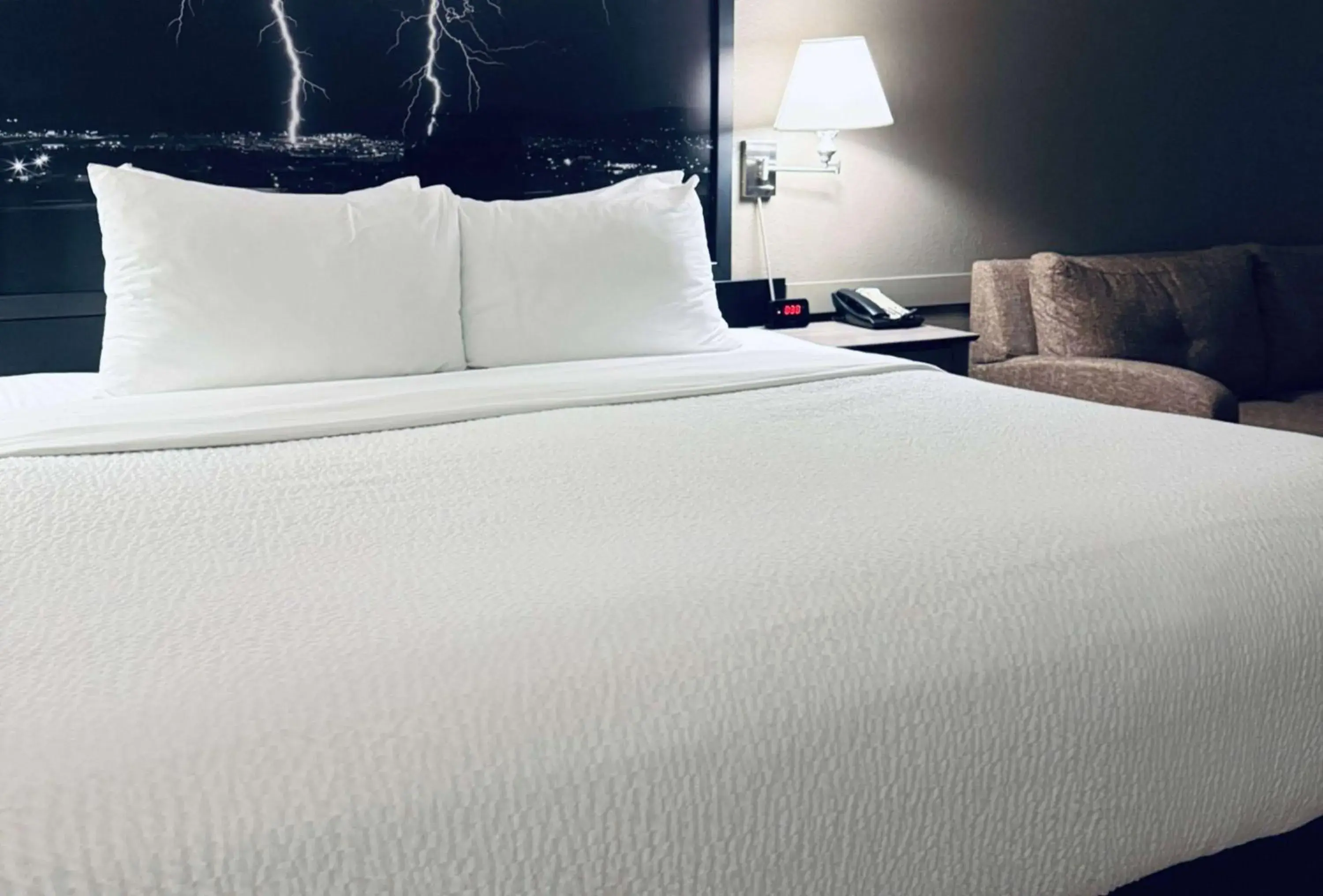 Photo of the whole room, Bed in Super 8 by Wyndham Dawson Creek Photo of the whole room, Bed in Super 8 by Wyndham Dawson Creek