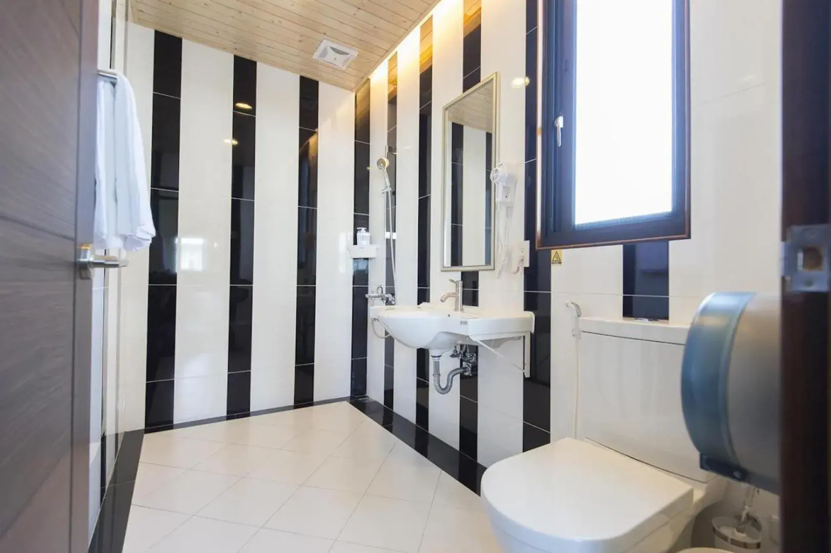 Quadruple Room with Shower in 東立方旅宿-East Cube B&B Quadruple Room with Shower in 東立方旅宿-East Cube B&B