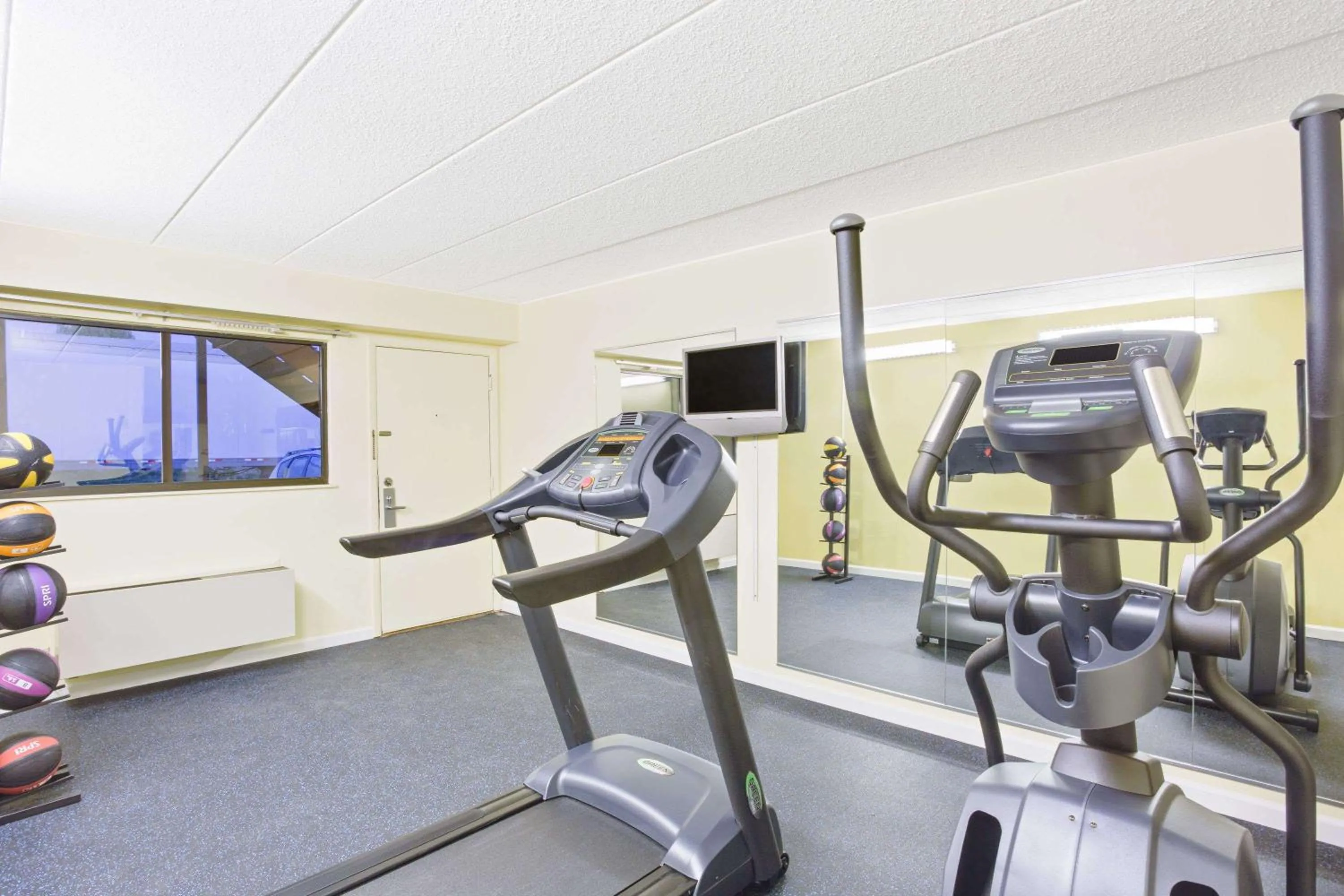 Fitness centre/facilities in Days Inn by Wyndham Athens