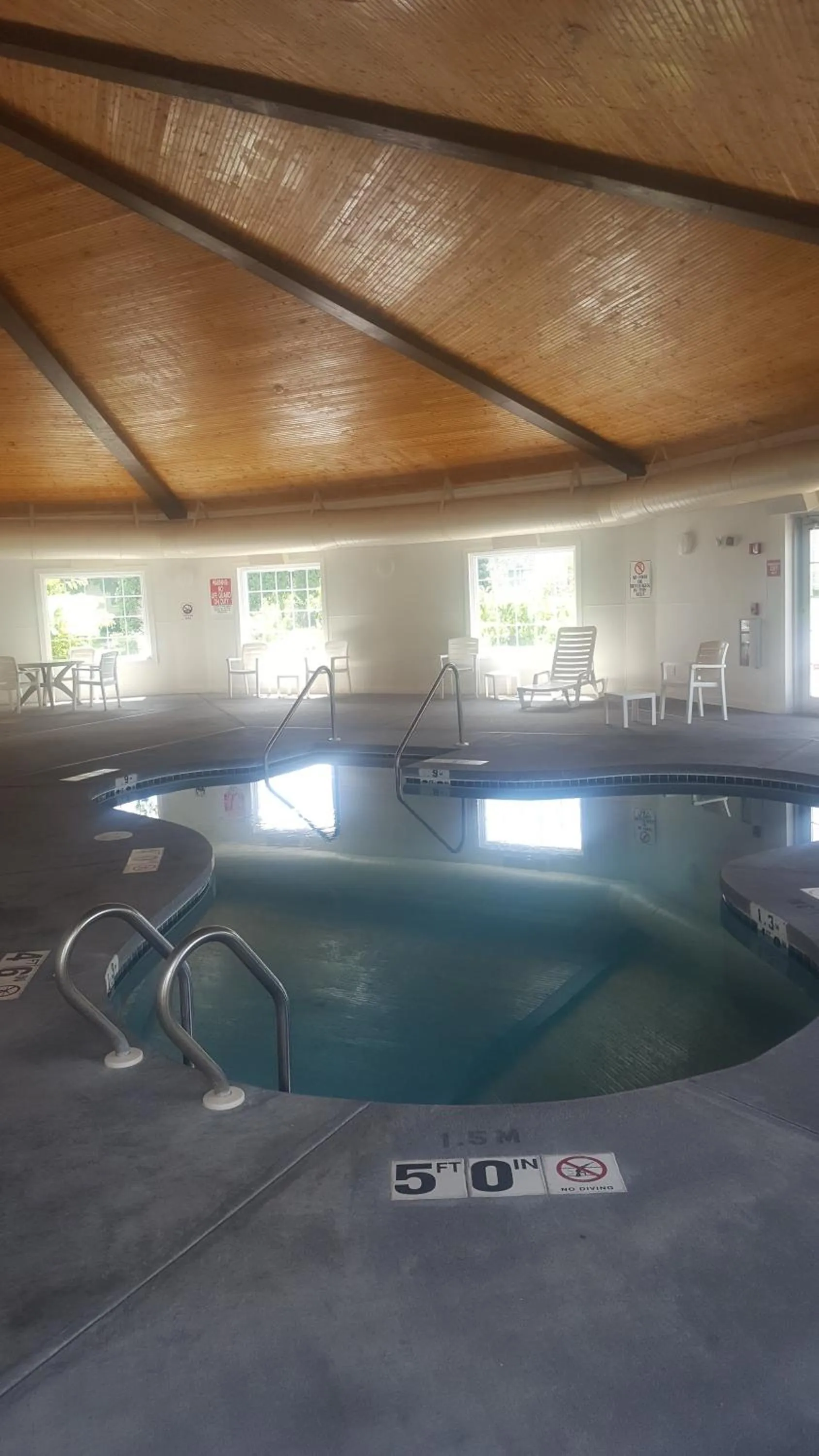 Pool view in Windsor Place Inn