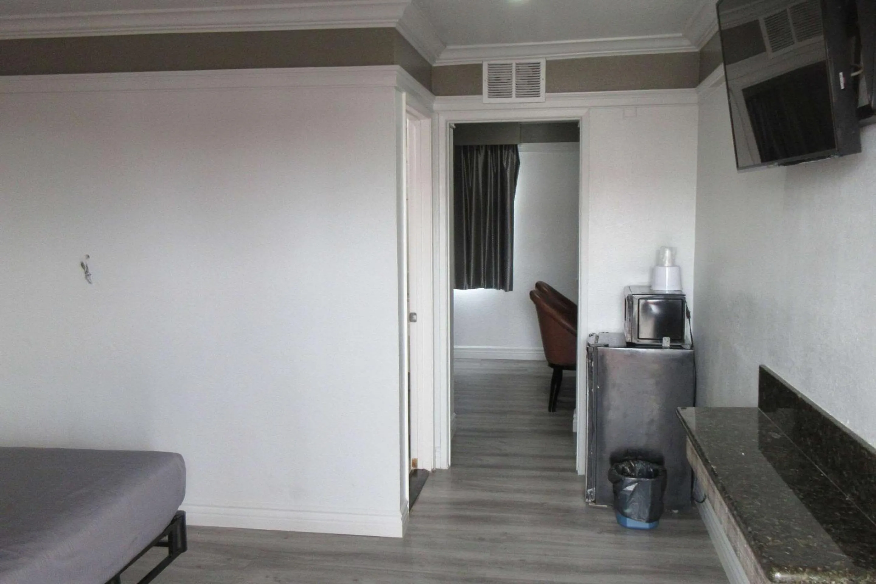 Bedroom in Rodeway Inn Commerce - Los Angeles