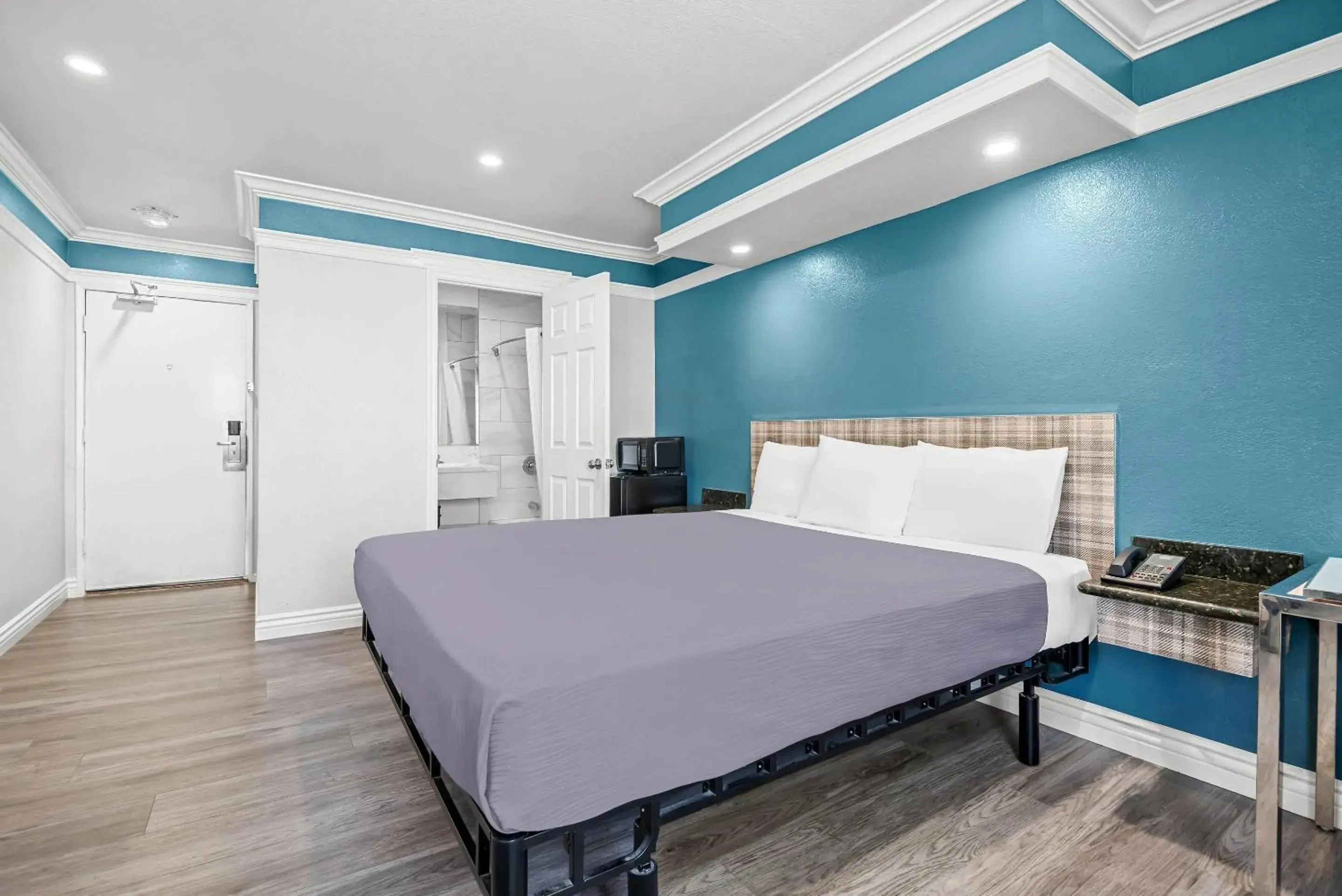 Bedroom, Bed in Rodeway Inn Commerce - Los Angeles Bedroom, Bed in Rodeway Inn Commerce - Los Angeles