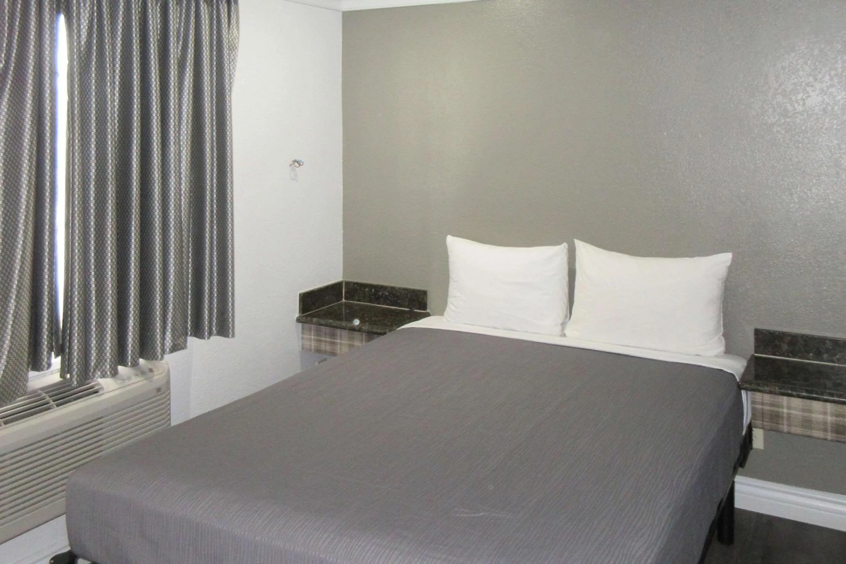 Bedroom, Bed in Rodeway Inn Commerce - Los Angeles