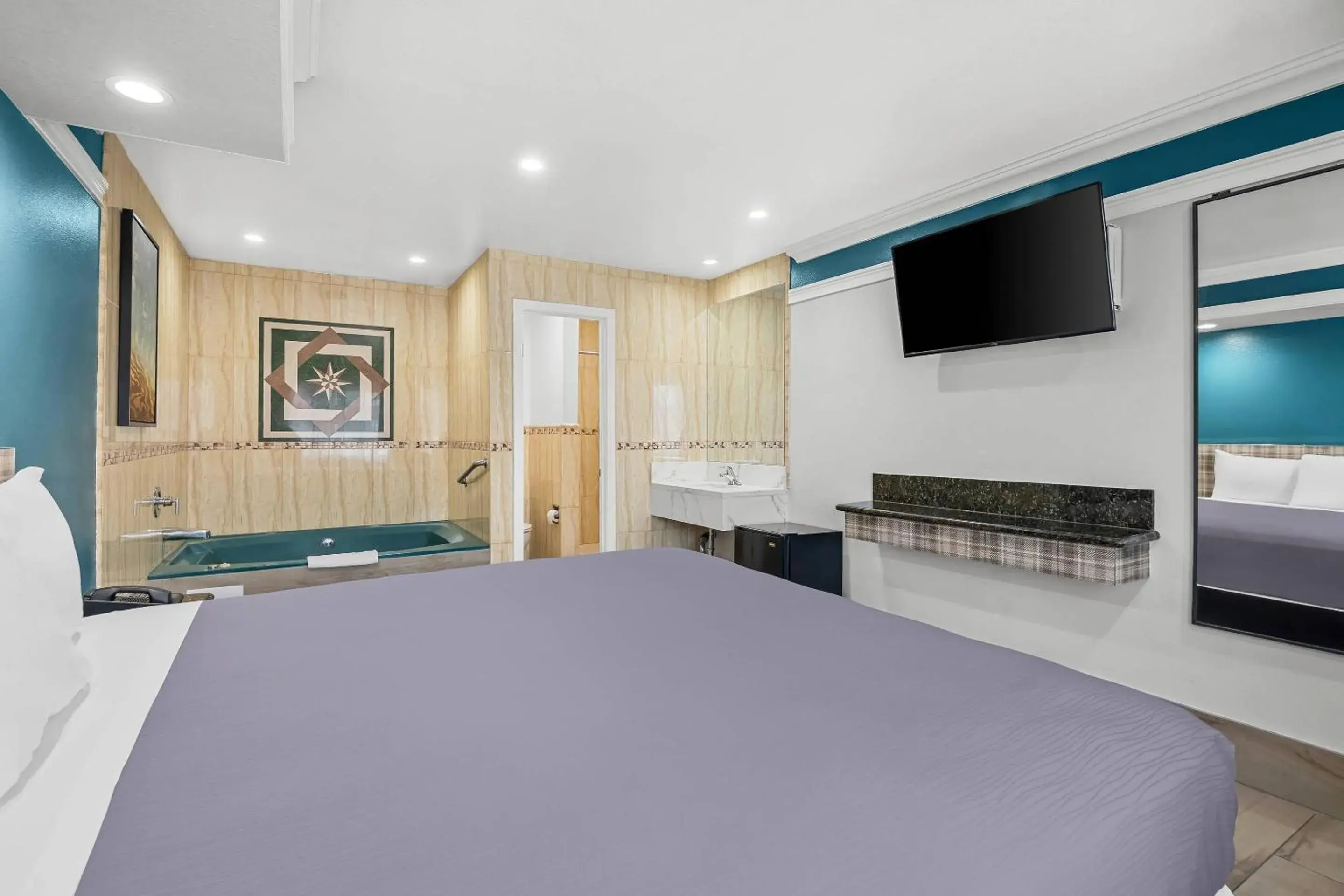 Bedroom, Bed in Rodeway Inn Commerce - Los Angeles Bedroom, Bed in Rodeway Inn Commerce - Los Angeles