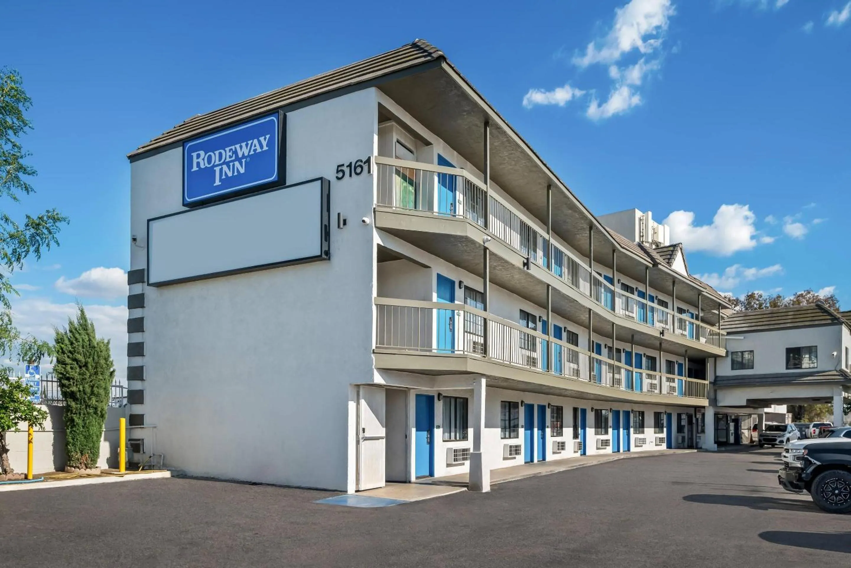 Property building in Rodeway Inn Commerce - Los Angeles