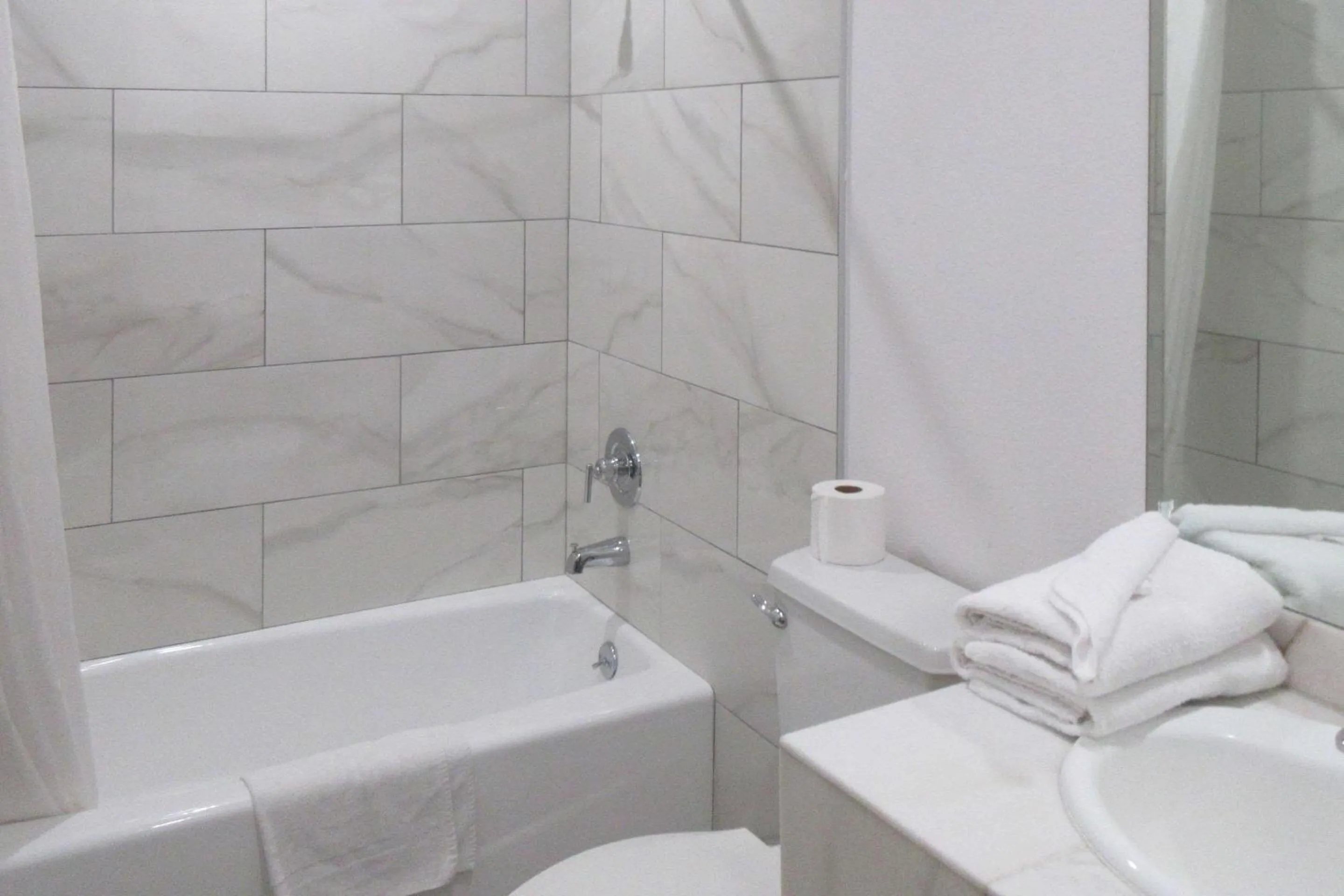 Bedroom in Rodeway Inn Commerce - Los Angeles