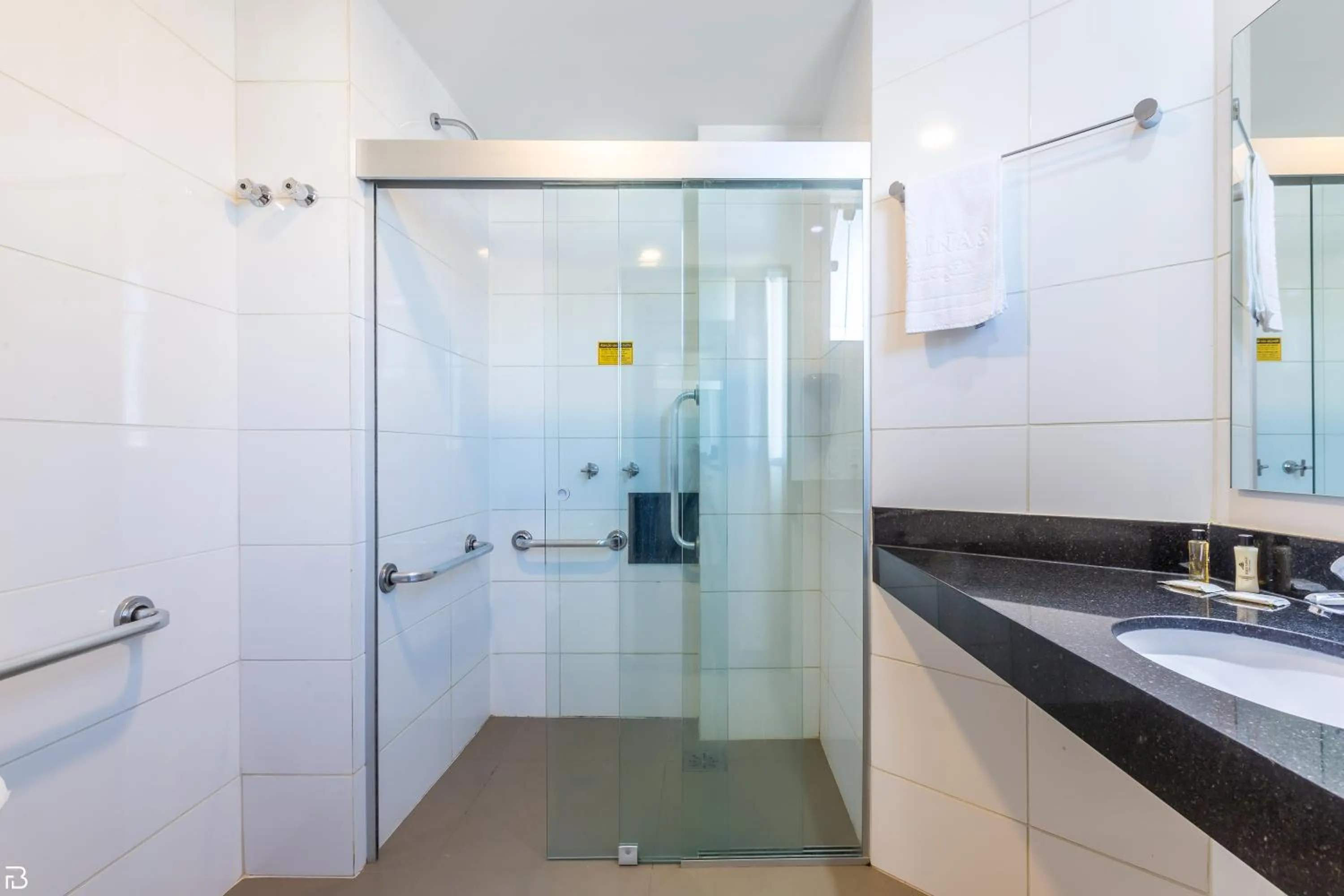 Bathroom in Porto Minas Hotel e Convenções