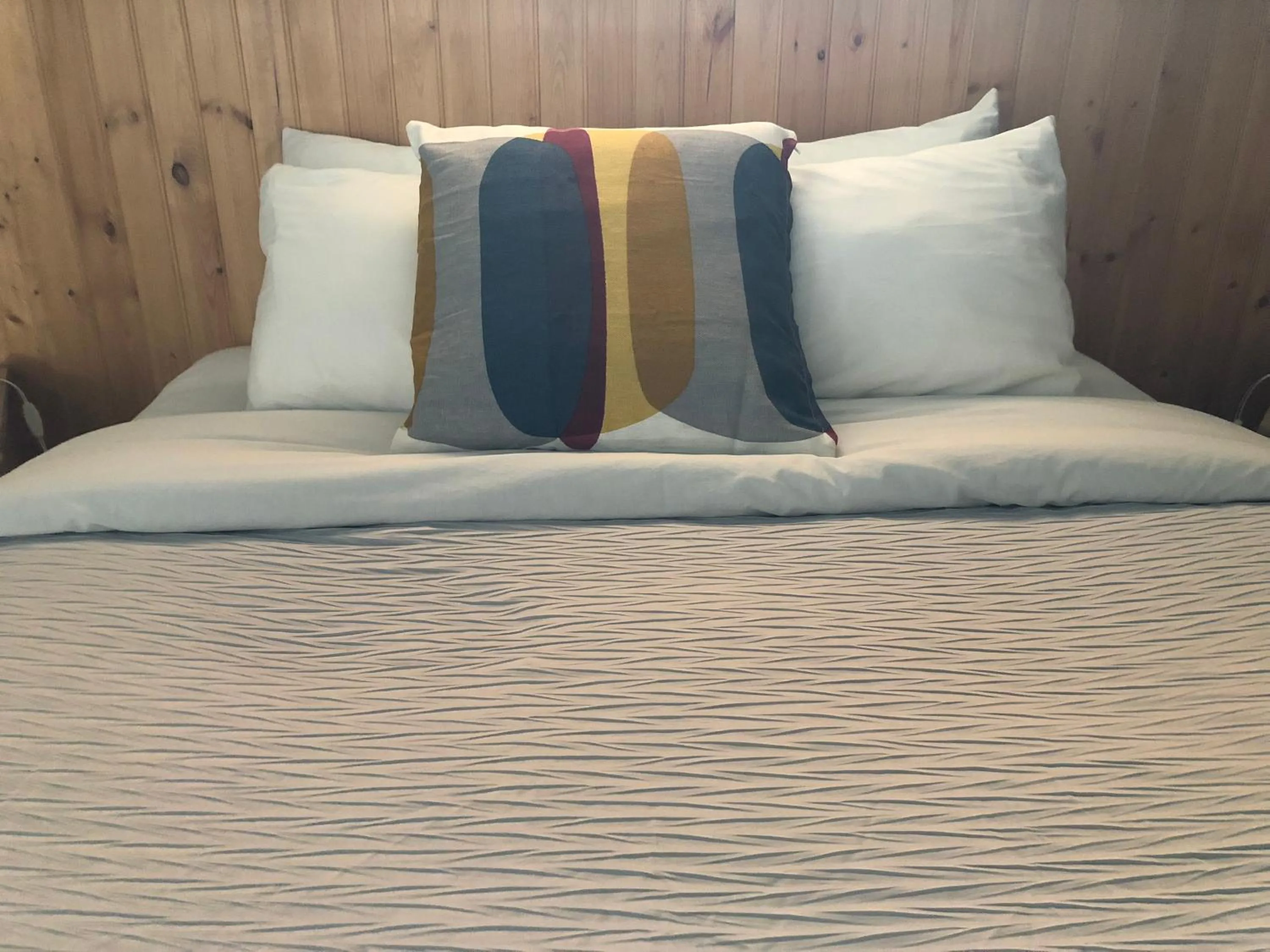 Bedroom, Bed in Piccadilly Motel