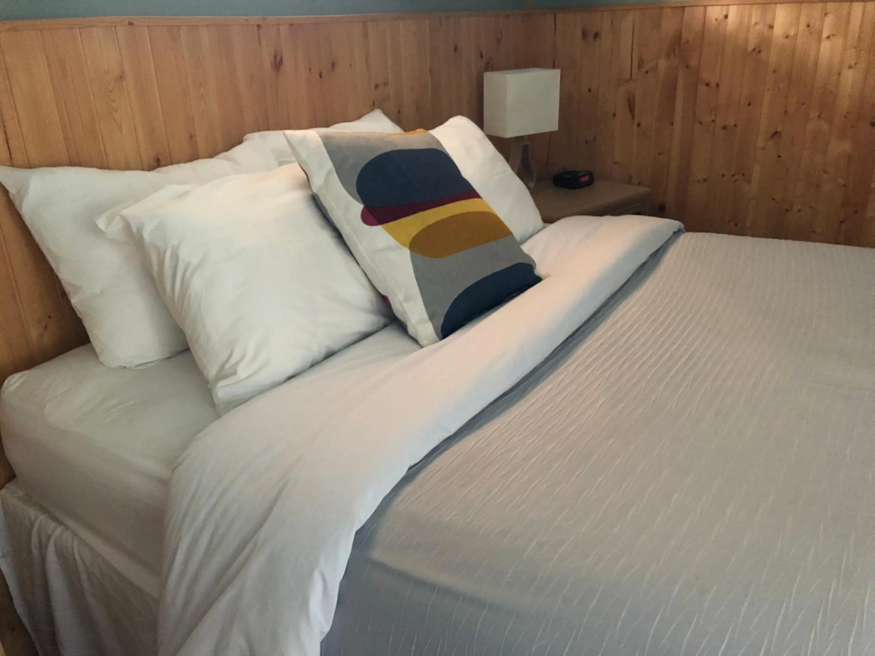 Bedroom, Bed in Piccadilly Motel