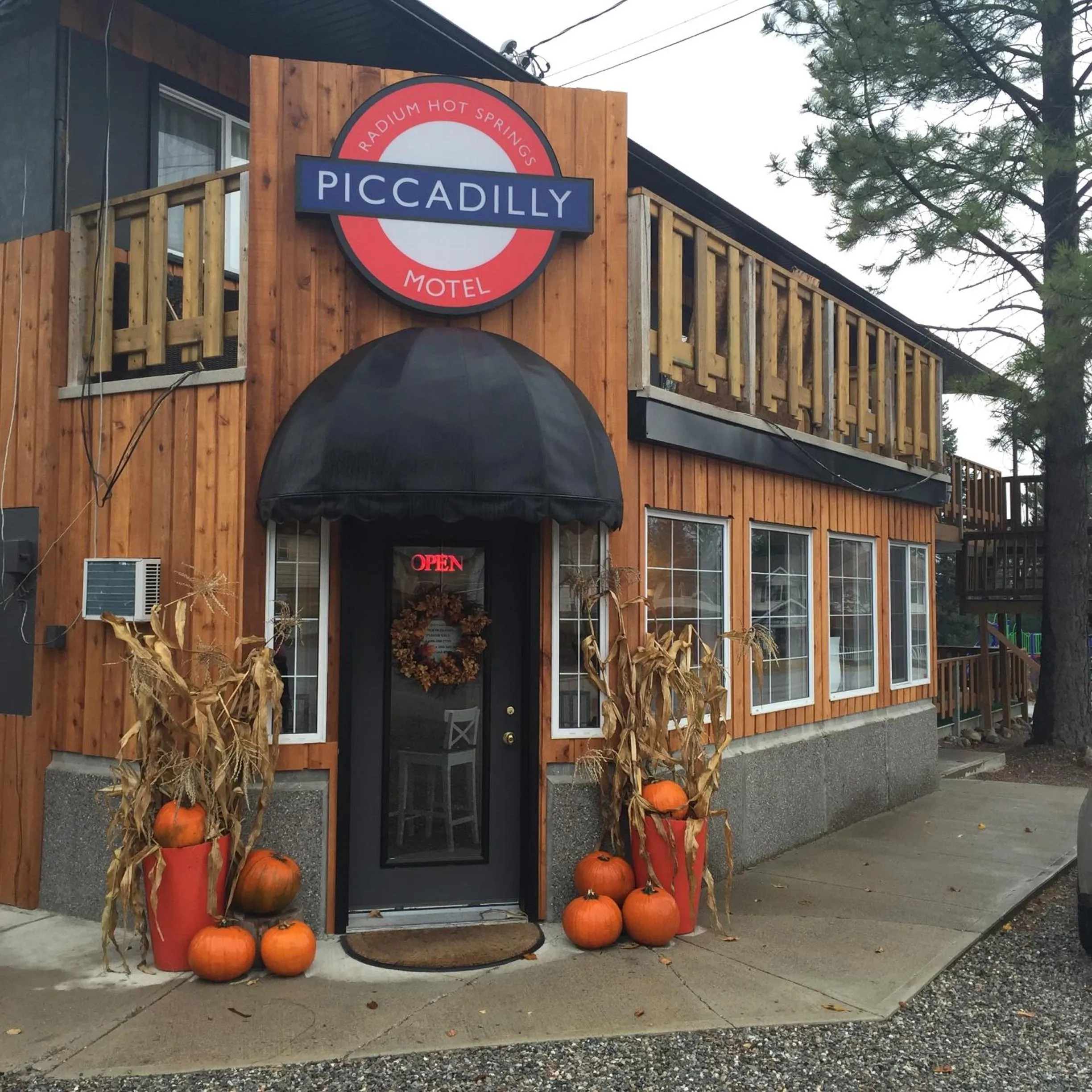 Facade/entrance in Piccadilly Motel