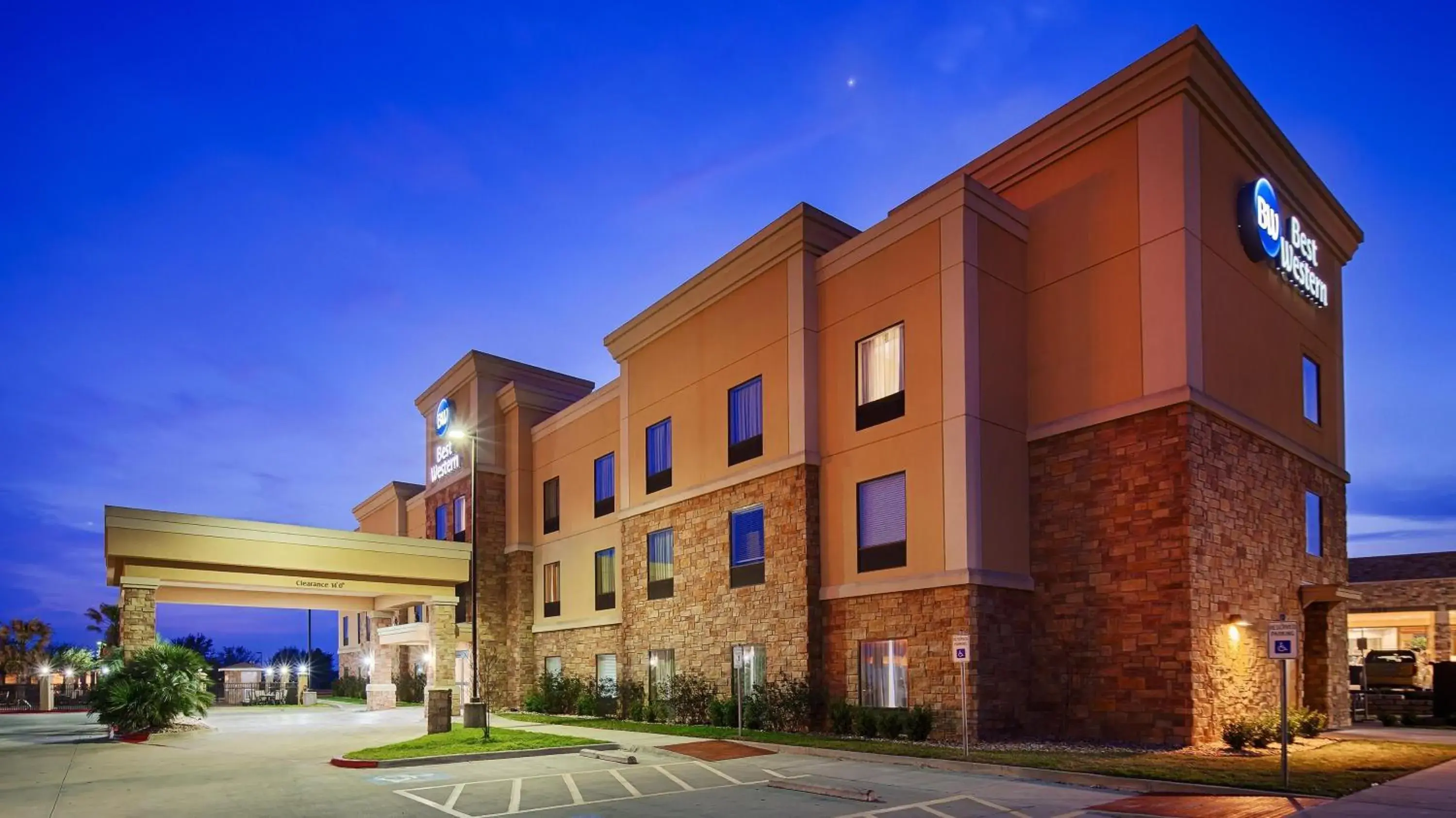 Property building in Best Western Bastrop Pines Inn Property building in Best Western Bastrop Pines Inn