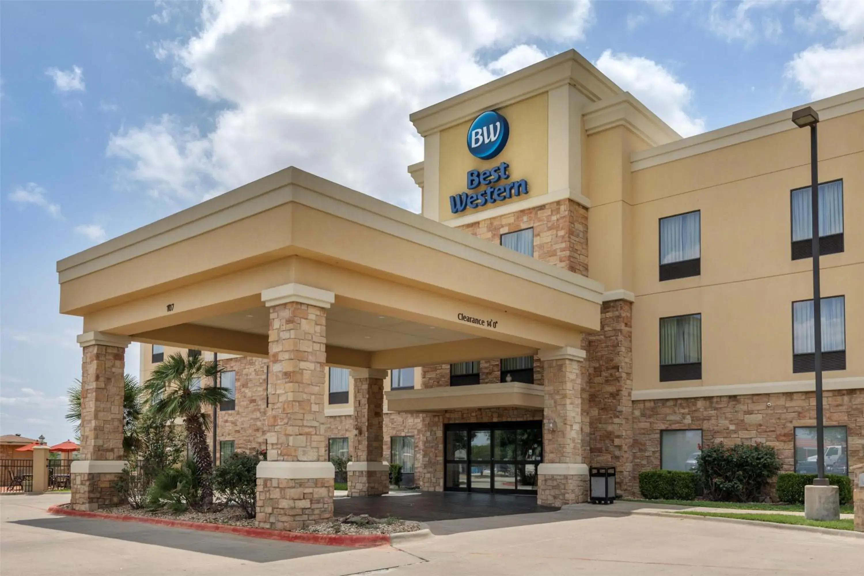 Property building in Best Western Bastrop Pines Inn Property building in Best Western Bastrop Pines Inn