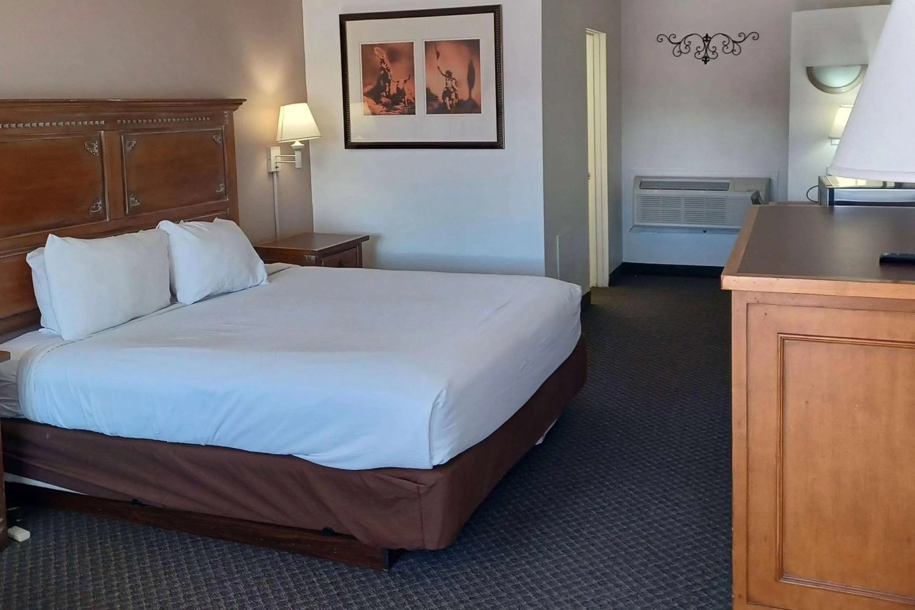 Photo of the whole room, Bed in Howard Johnson by Wyndham Springerville