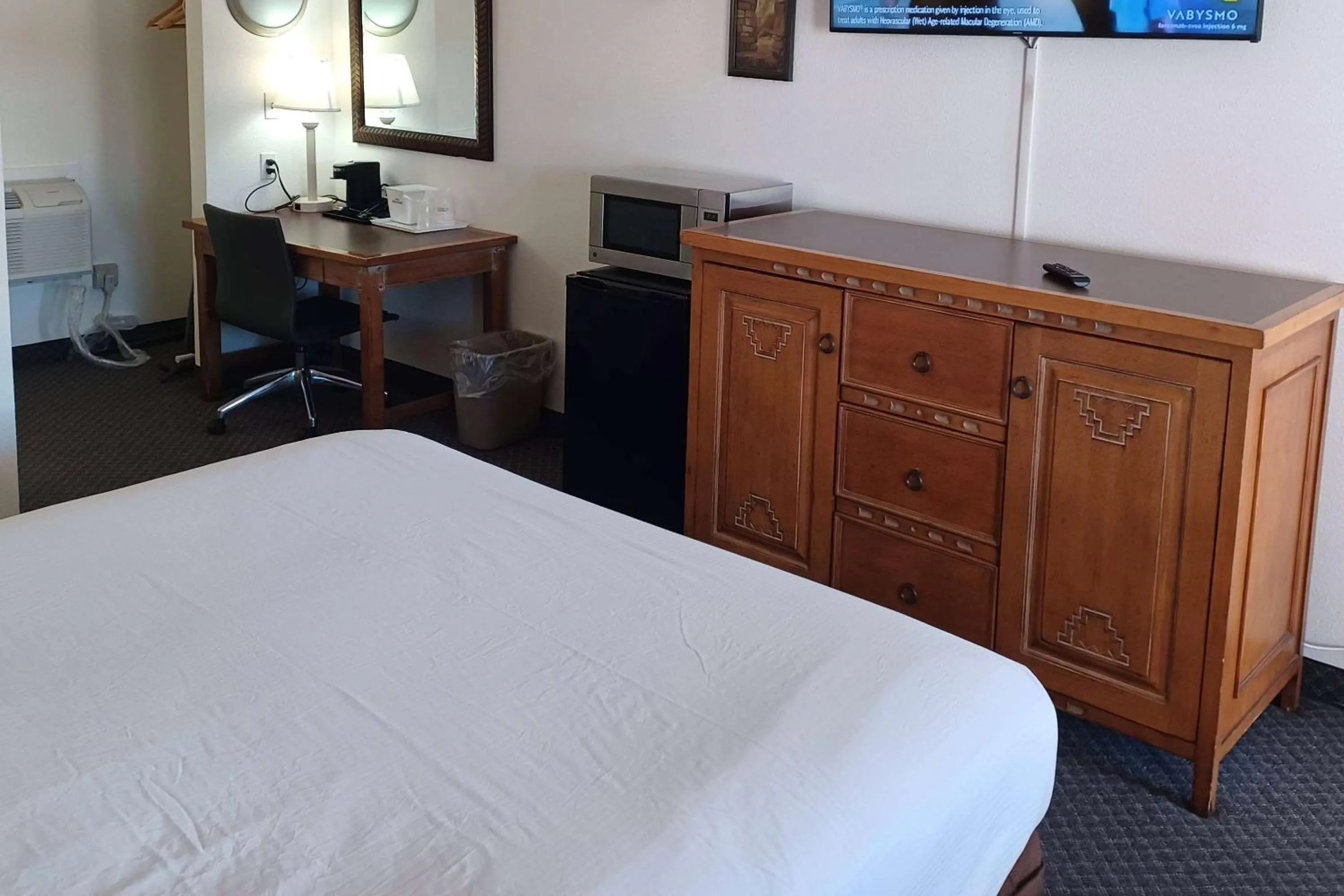 Photo of the whole room, Bed in Howard Johnson by Wyndham Springerville