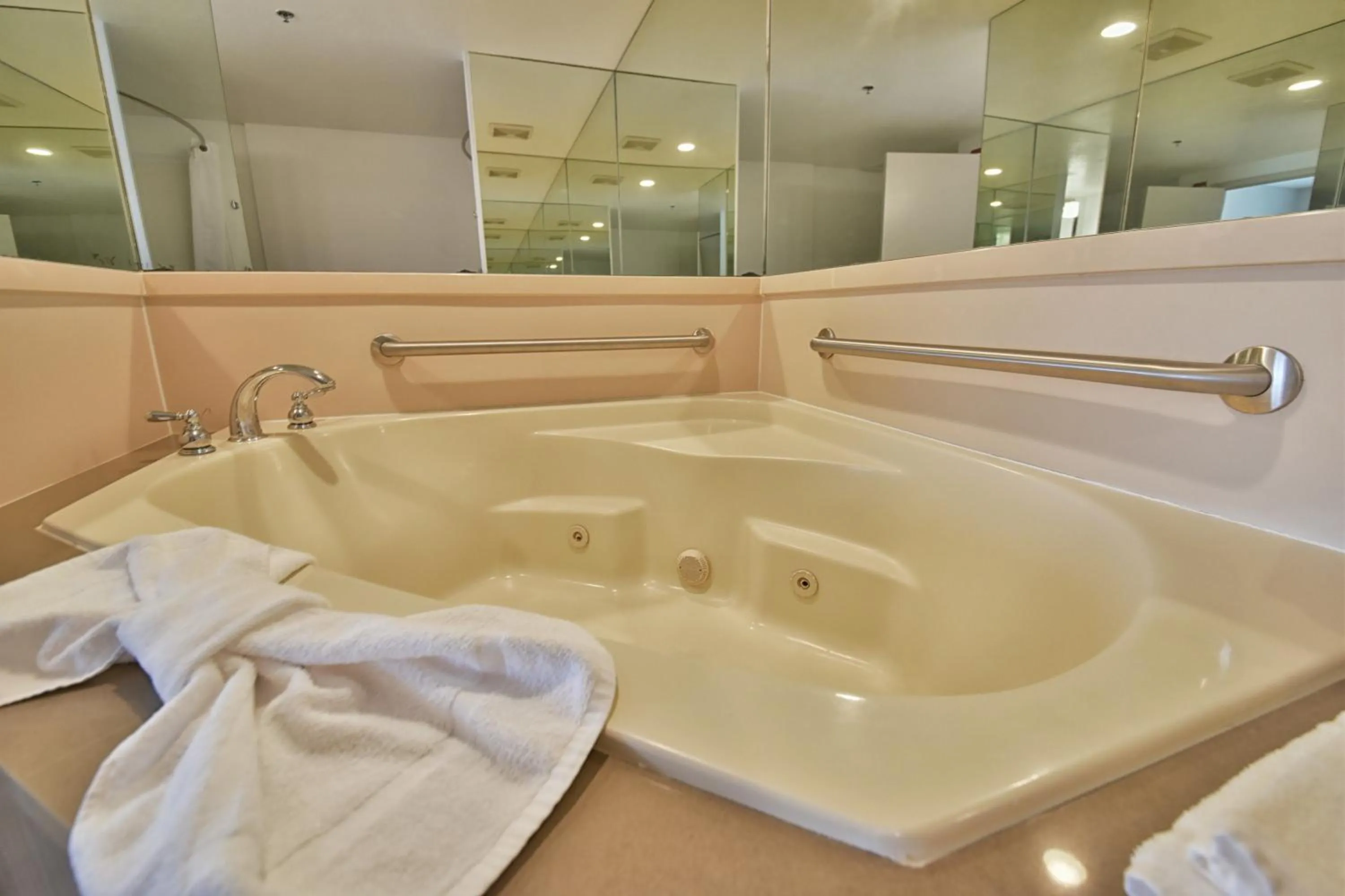 Hot Tub in Country Inn & Suites by Radisson Ocala Southwest