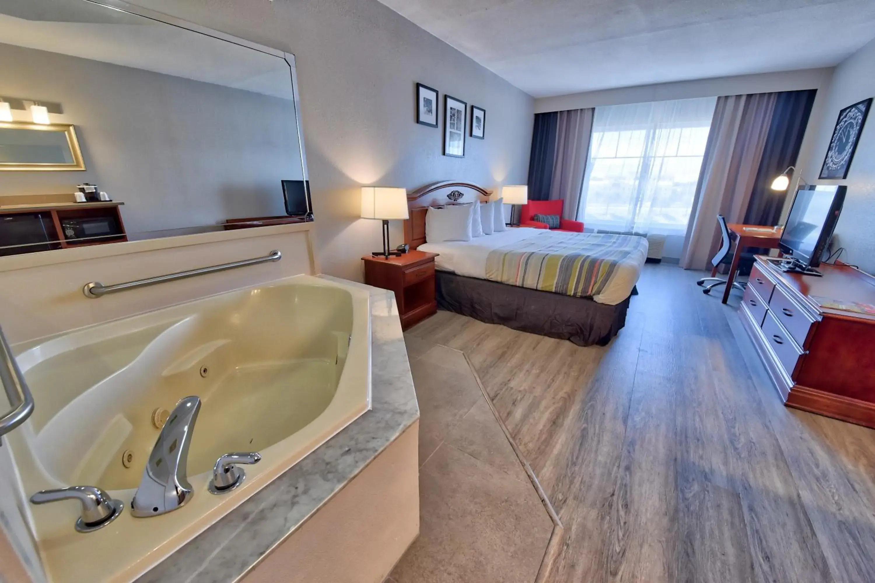 Whirlpool King Suite - Disability Access/Non Smoking in Country Inn & Suites by Radisson Ocala Southwest Whirlpool King Suite - Disability Access/Non Smoking in Country Inn & Suites by Radisson Ocala Southwest