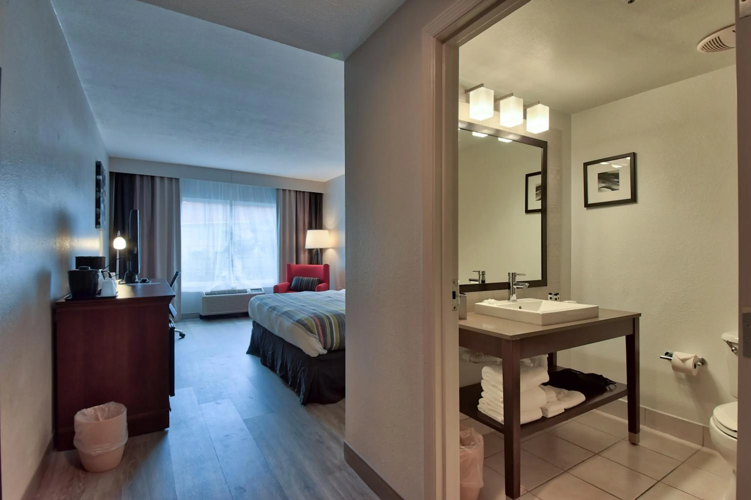 Toilet, Bed in Country Inn & Suites by Radisson Ocala Southwest