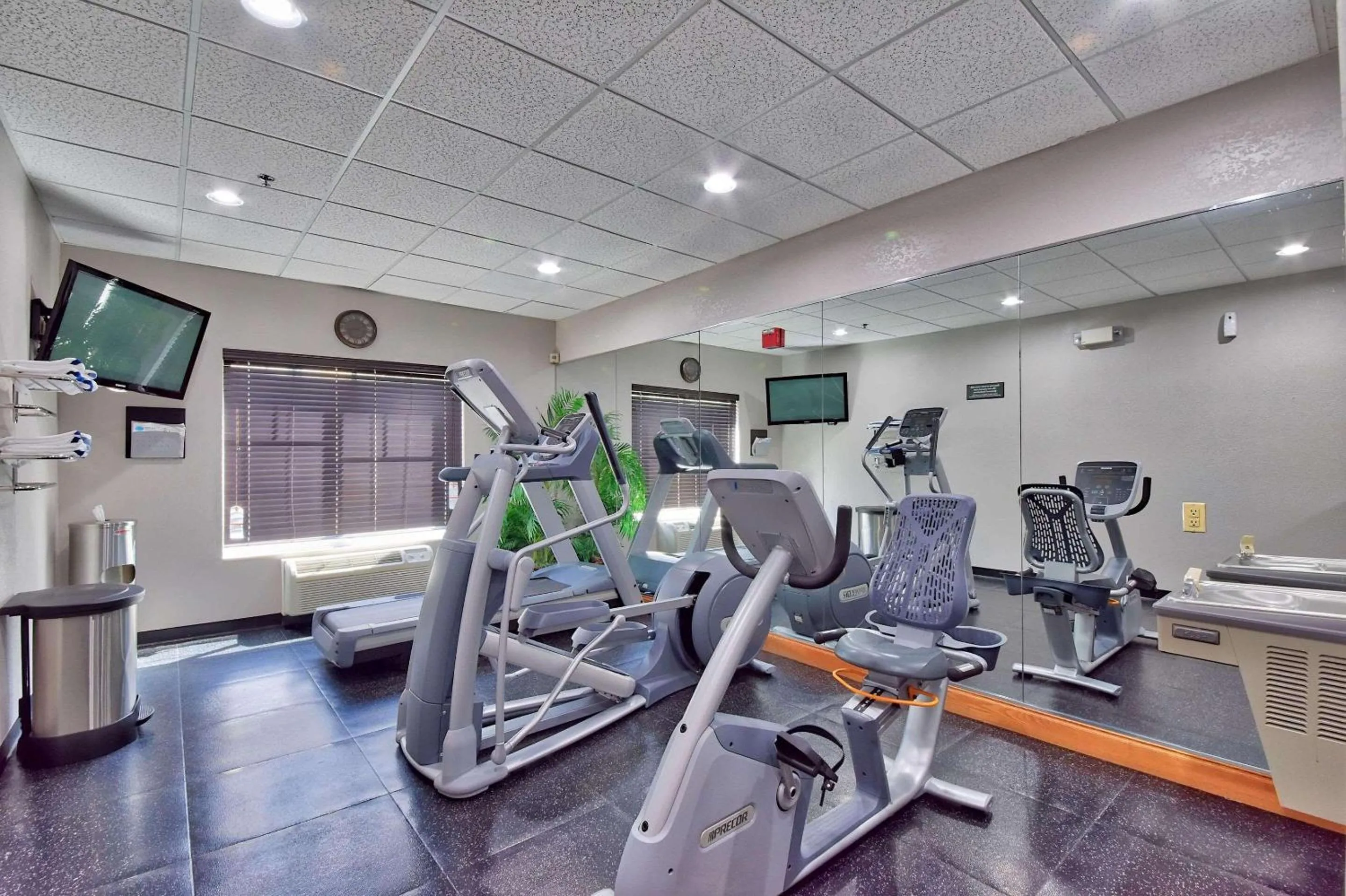 Fitness centre/facilities in Country Inn & Suites by Radisson Ocala Southwest