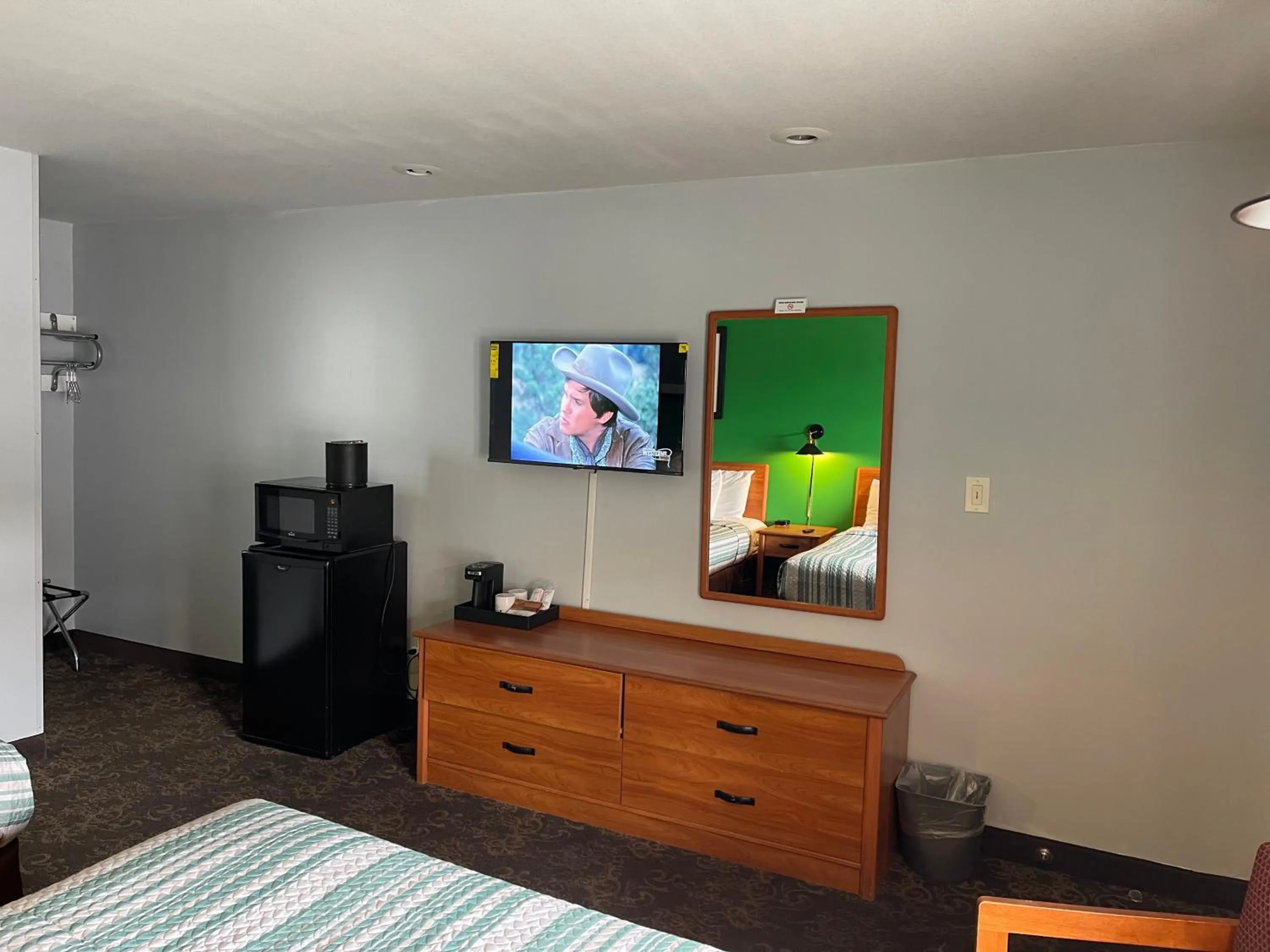 Bed in Pinebrook Motel