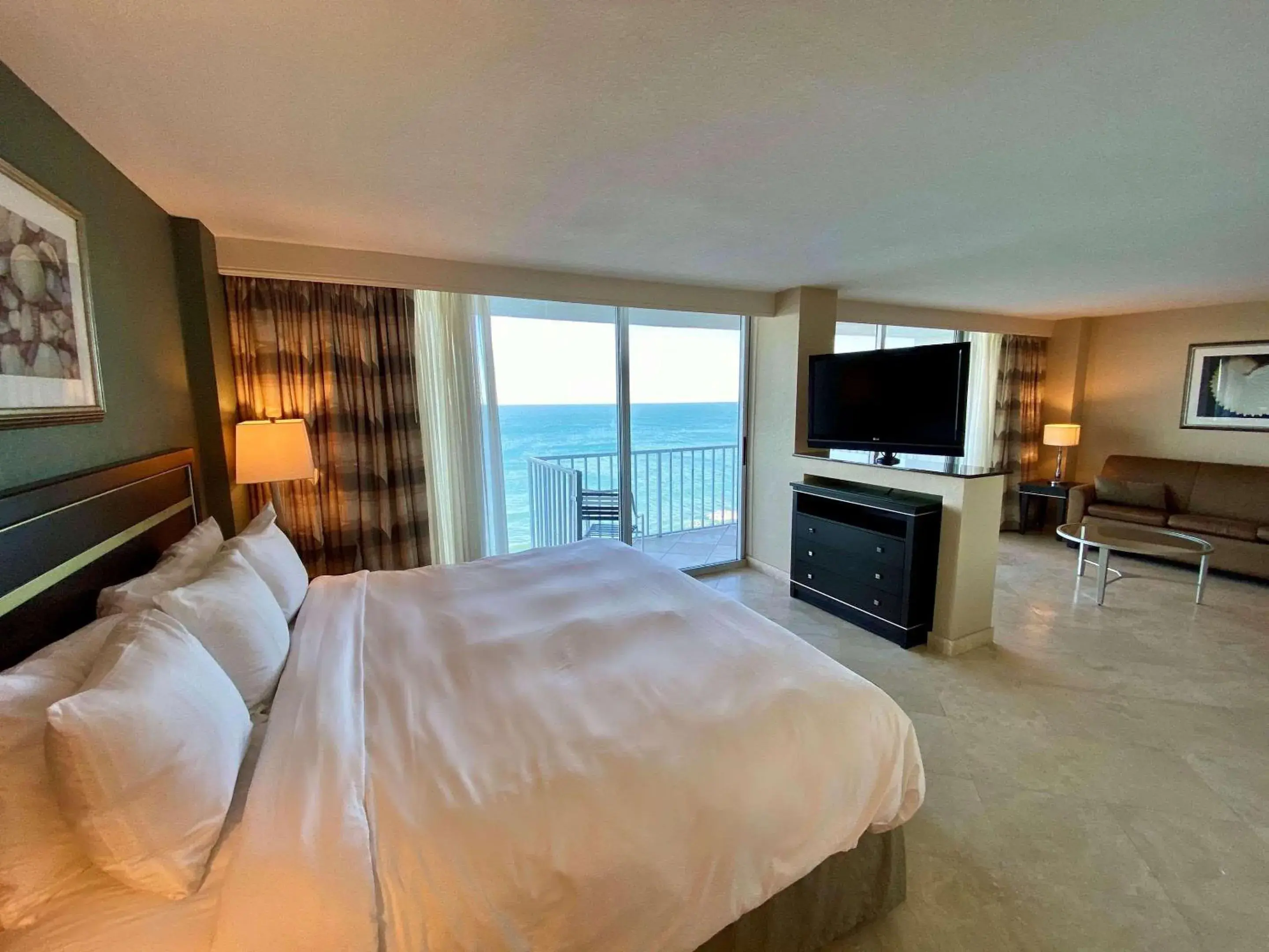 Bedroom, Bed in Radisson Suite Hotel Oceanfront Bedroom, Bed in Radisson Suite Hotel Oceanfront