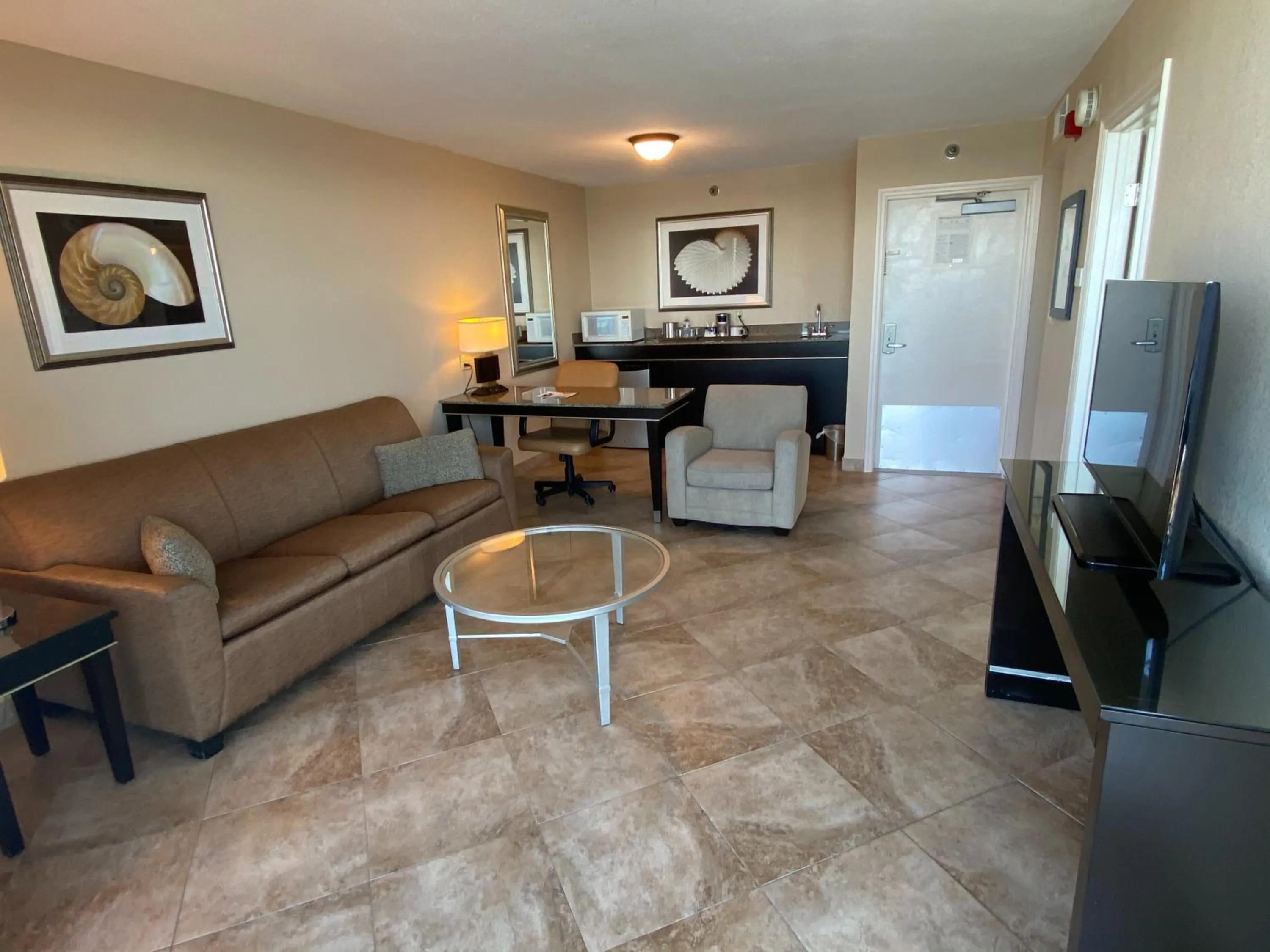 Coffee/tea facilities in Radisson Suite Hotel Oceanfront