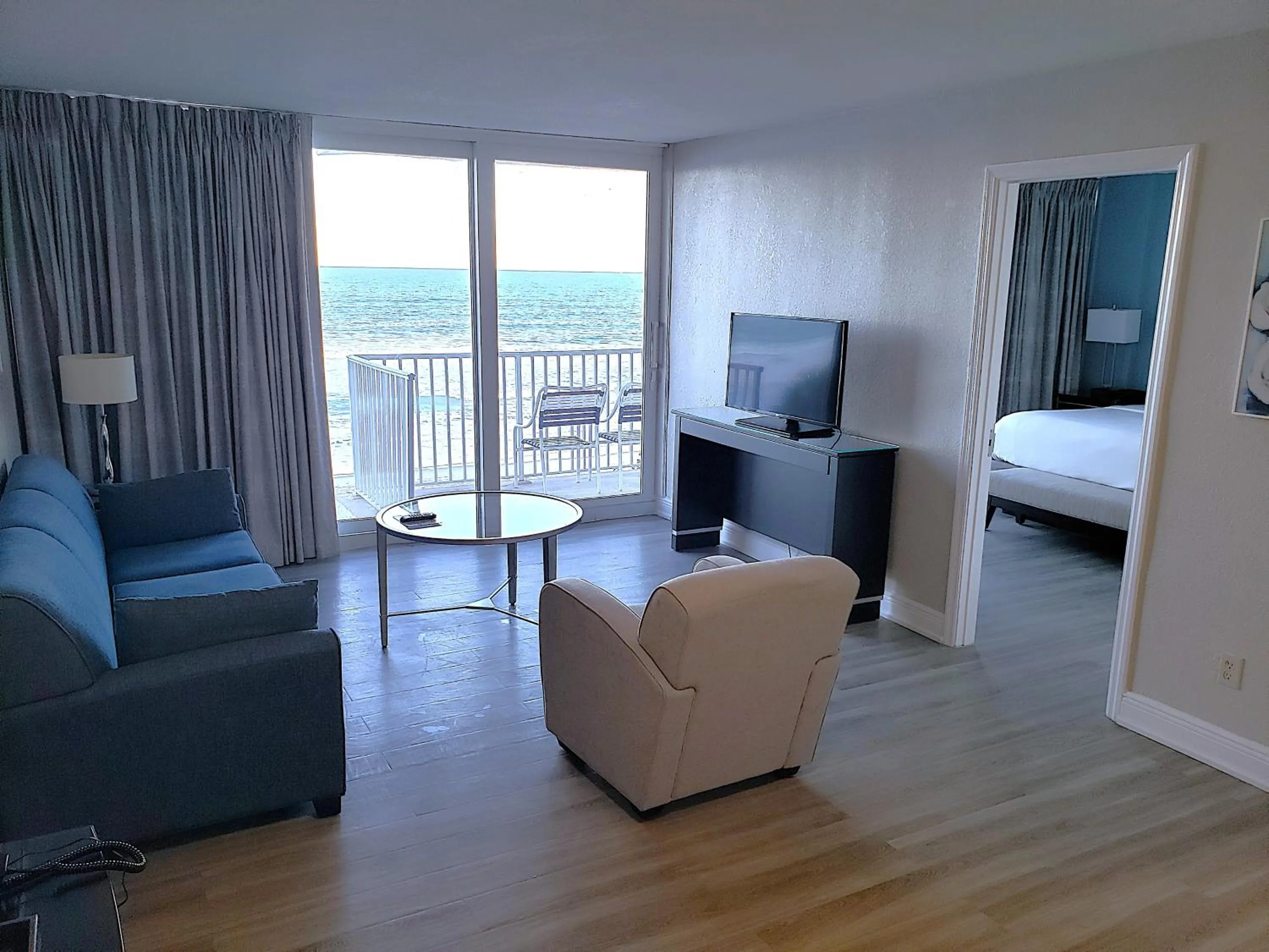 View (from property/room), Bed in Radisson Suite Hotel Oceanfront