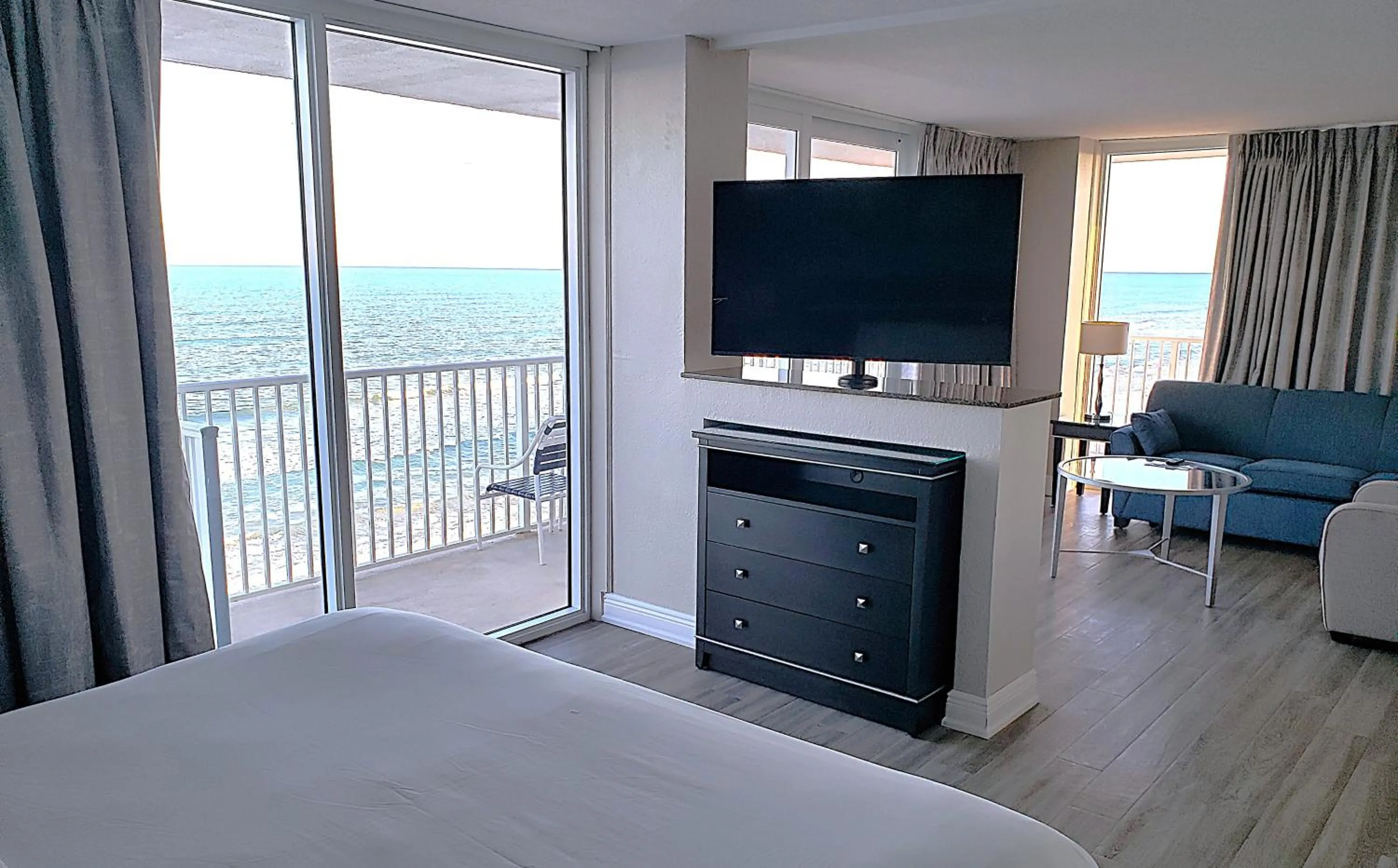 Bed in Radisson Suite Hotel Oceanfront