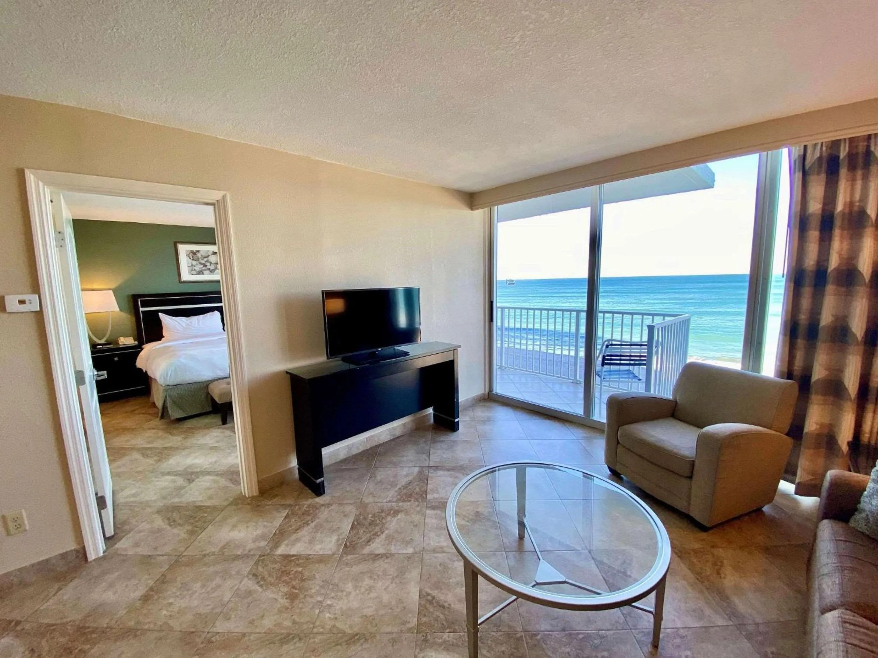 Bedroom, Bed in Radisson Suite Hotel Oceanfront