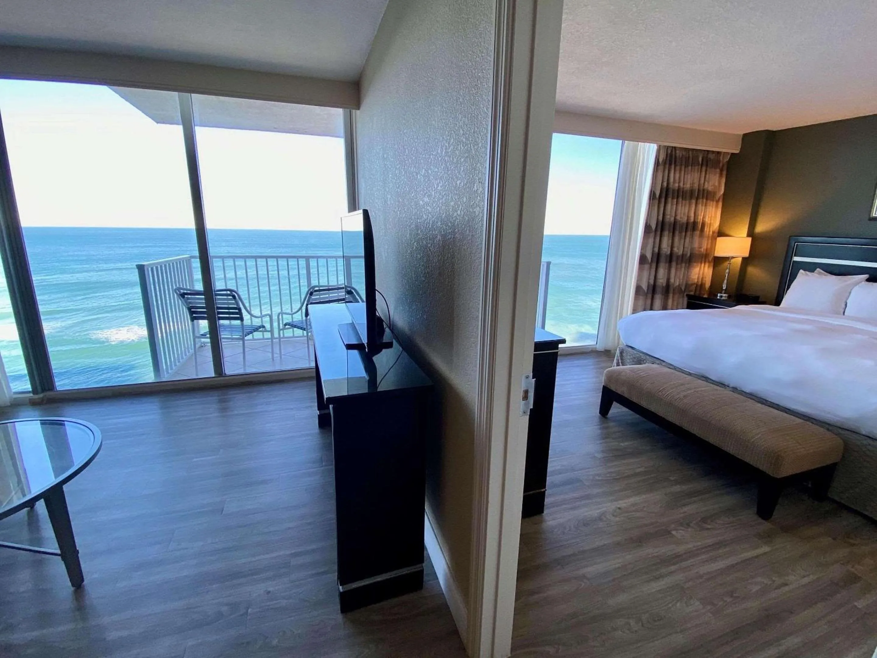 Bedroom, Bed in Radisson Suite Hotel Oceanfront