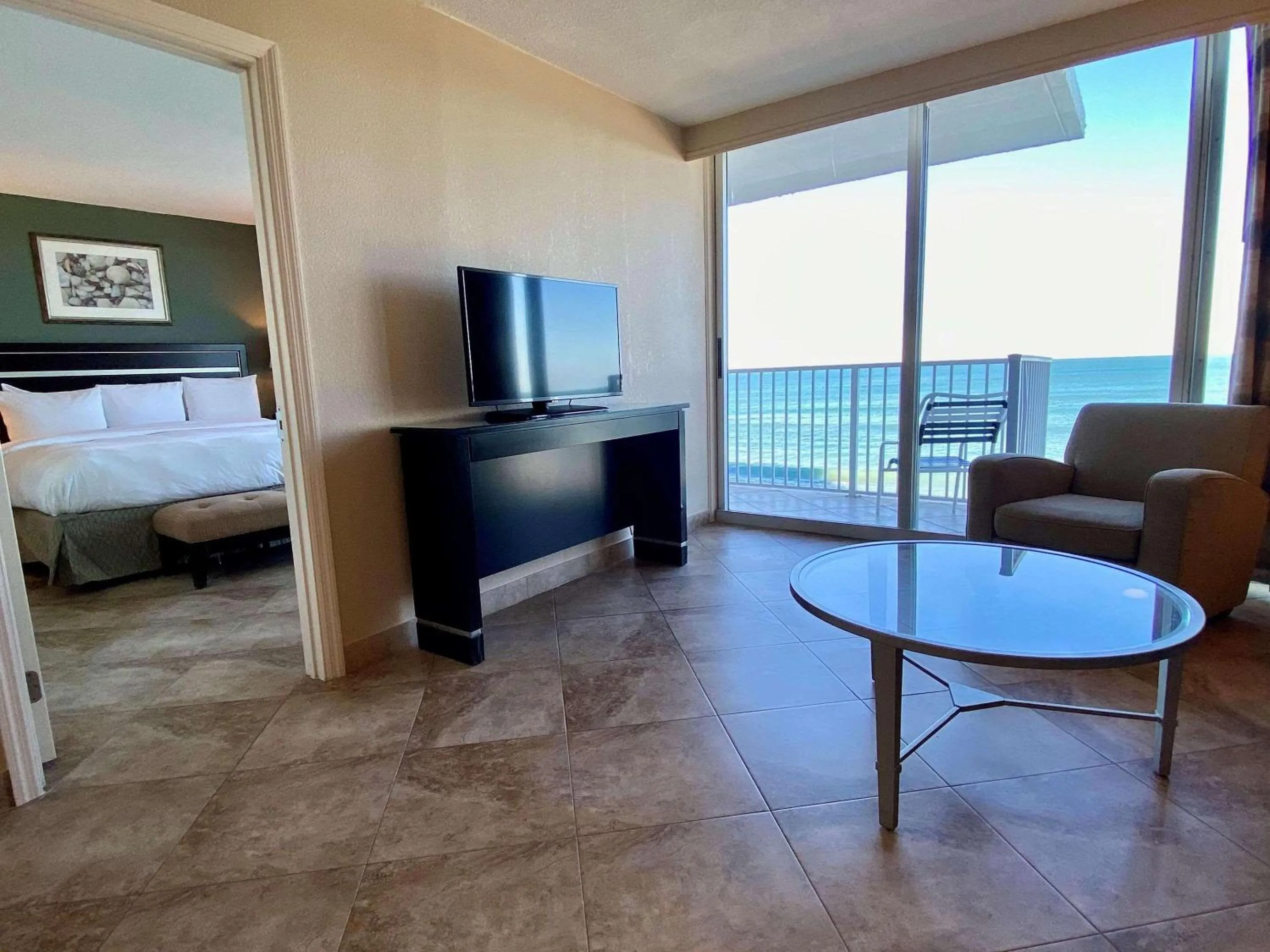 Bedroom, Bed in Radisson Suite Hotel Oceanfront