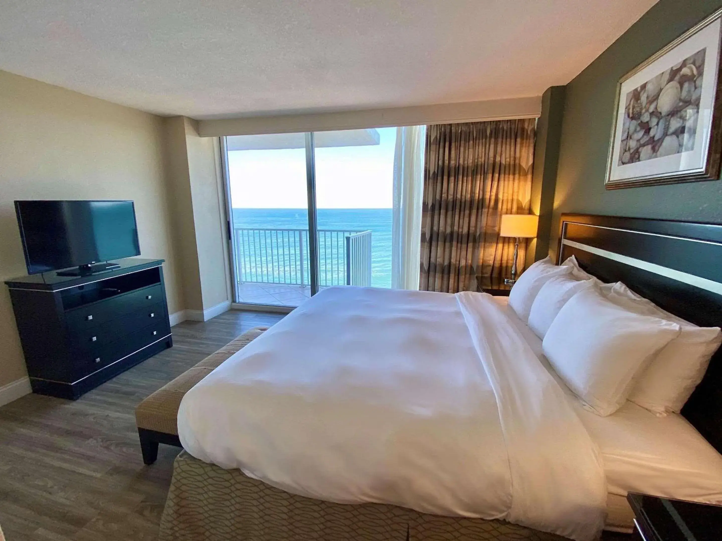 Bedroom, Bed in Radisson Suite Hotel Oceanfront Bedroom, Bed in Radisson Suite Hotel Oceanfront