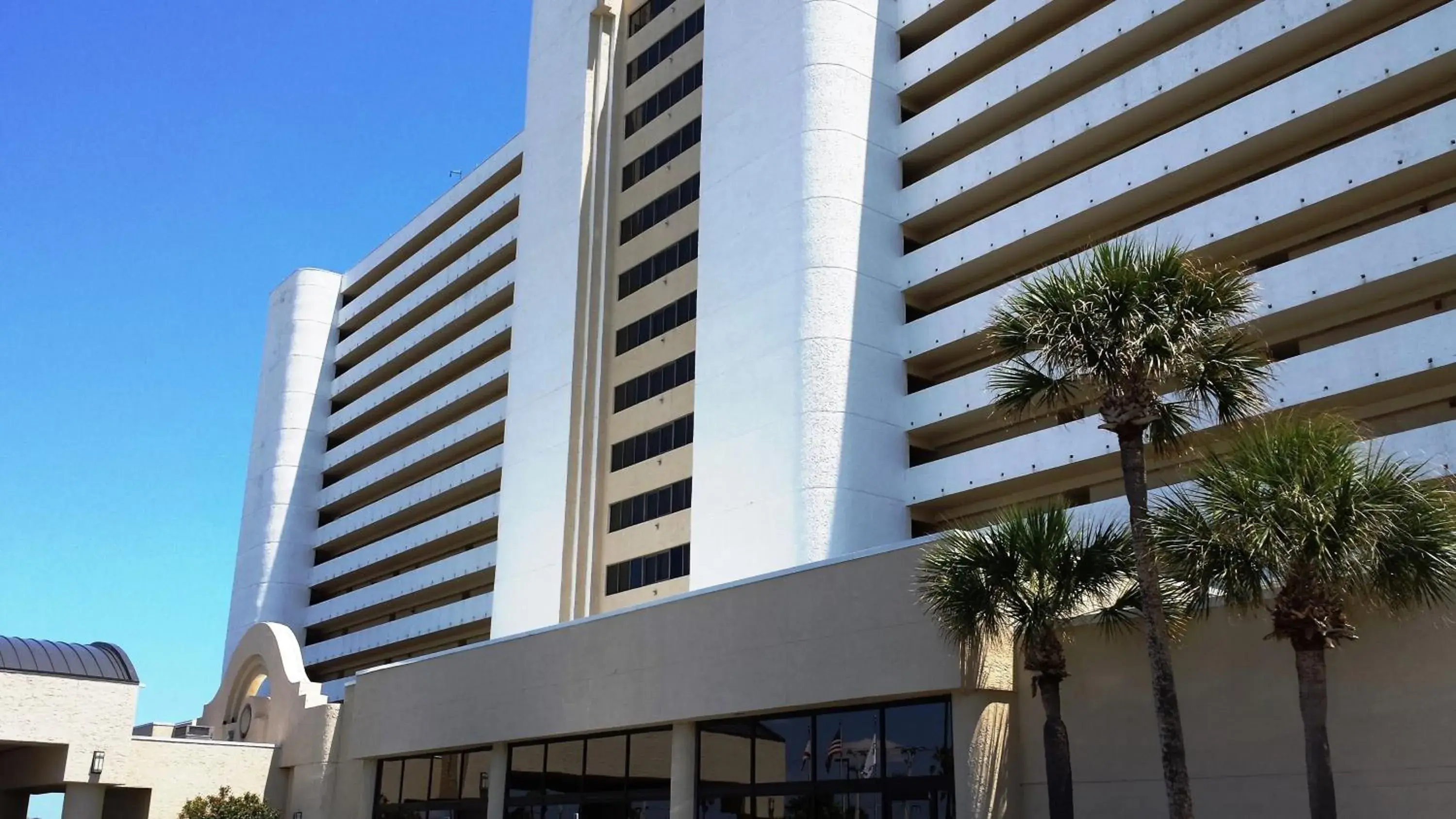 Facade/entrance in Radisson Suite Hotel Oceanfront Facade/entrance in Radisson Suite Hotel Oceanfront