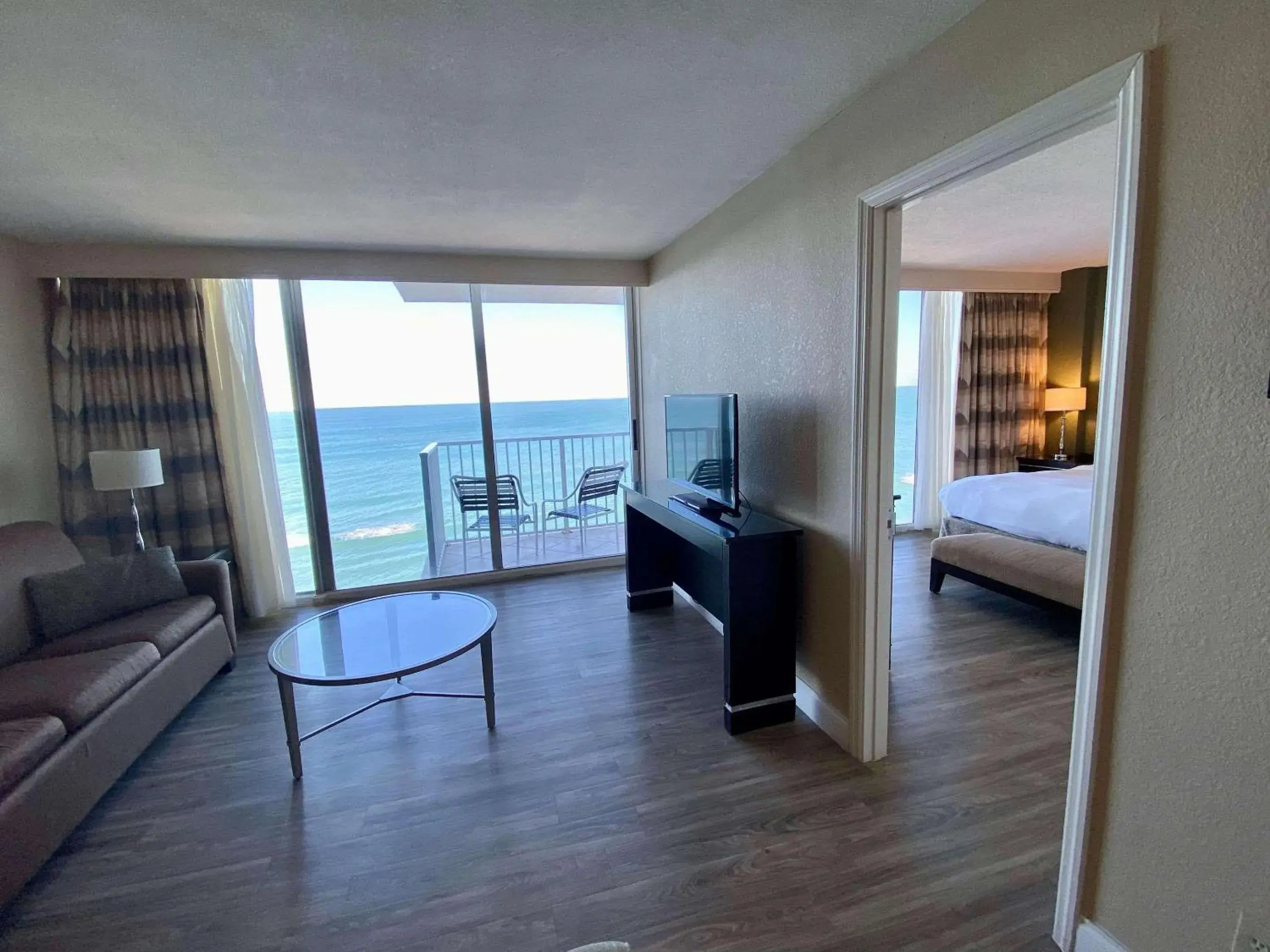 Bedroom, Bed in Radisson Suite Hotel Oceanfront Bedroom, Bed in Radisson Suite Hotel Oceanfront