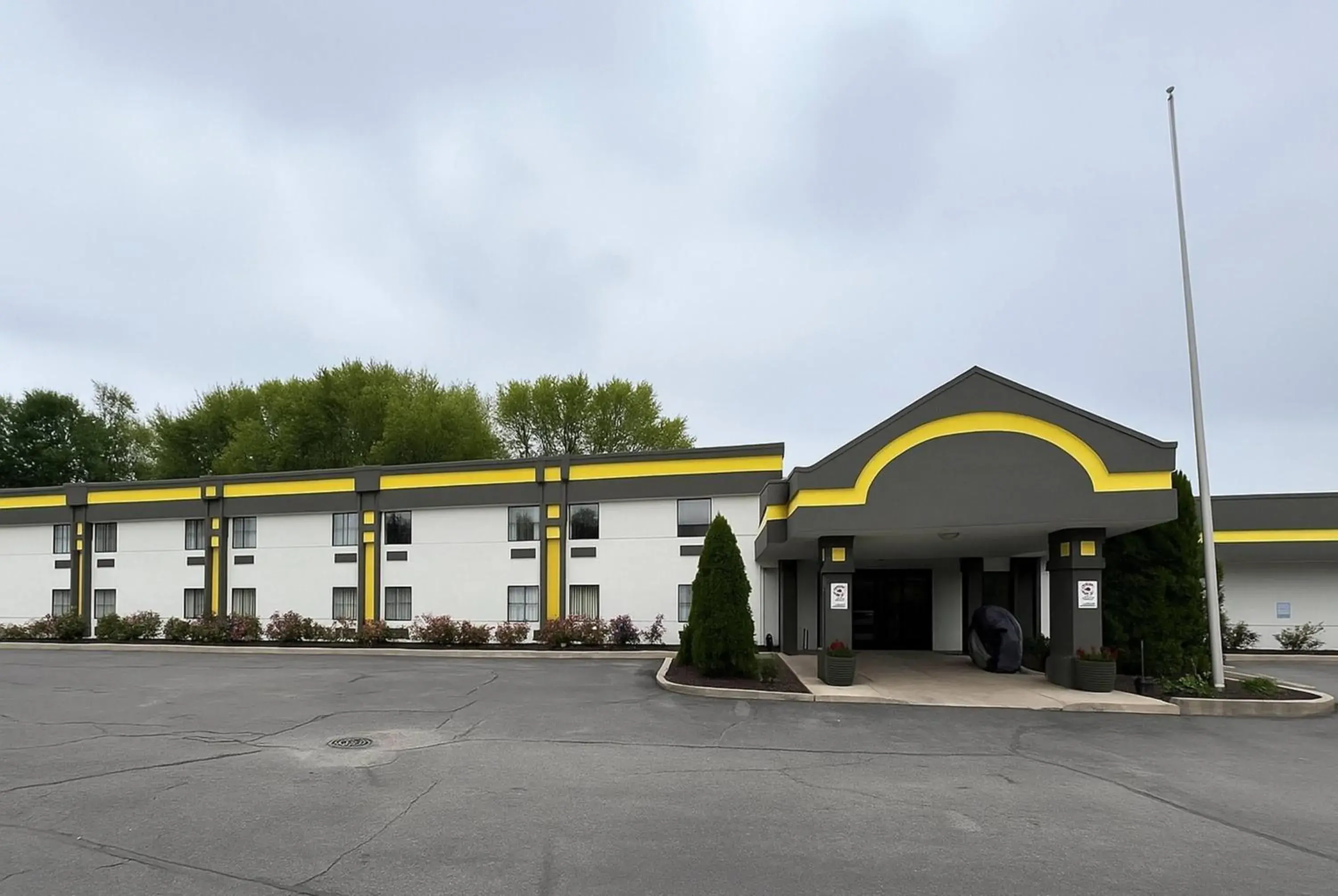 Property building in Super 8 by Wyndham Logansport Property building in Super 8 by Wyndham Logansport