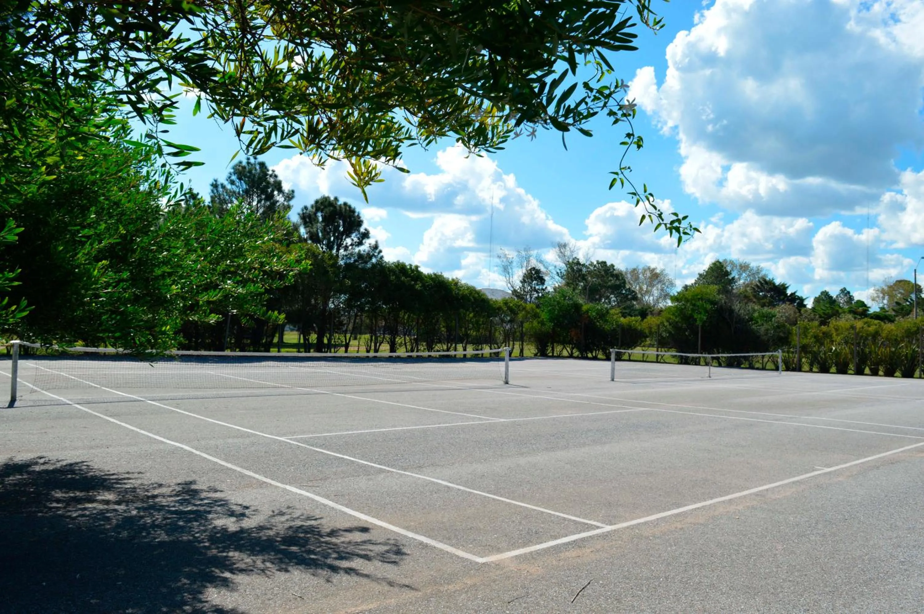 Tennis court in Argentino Hotel Casino & Resort