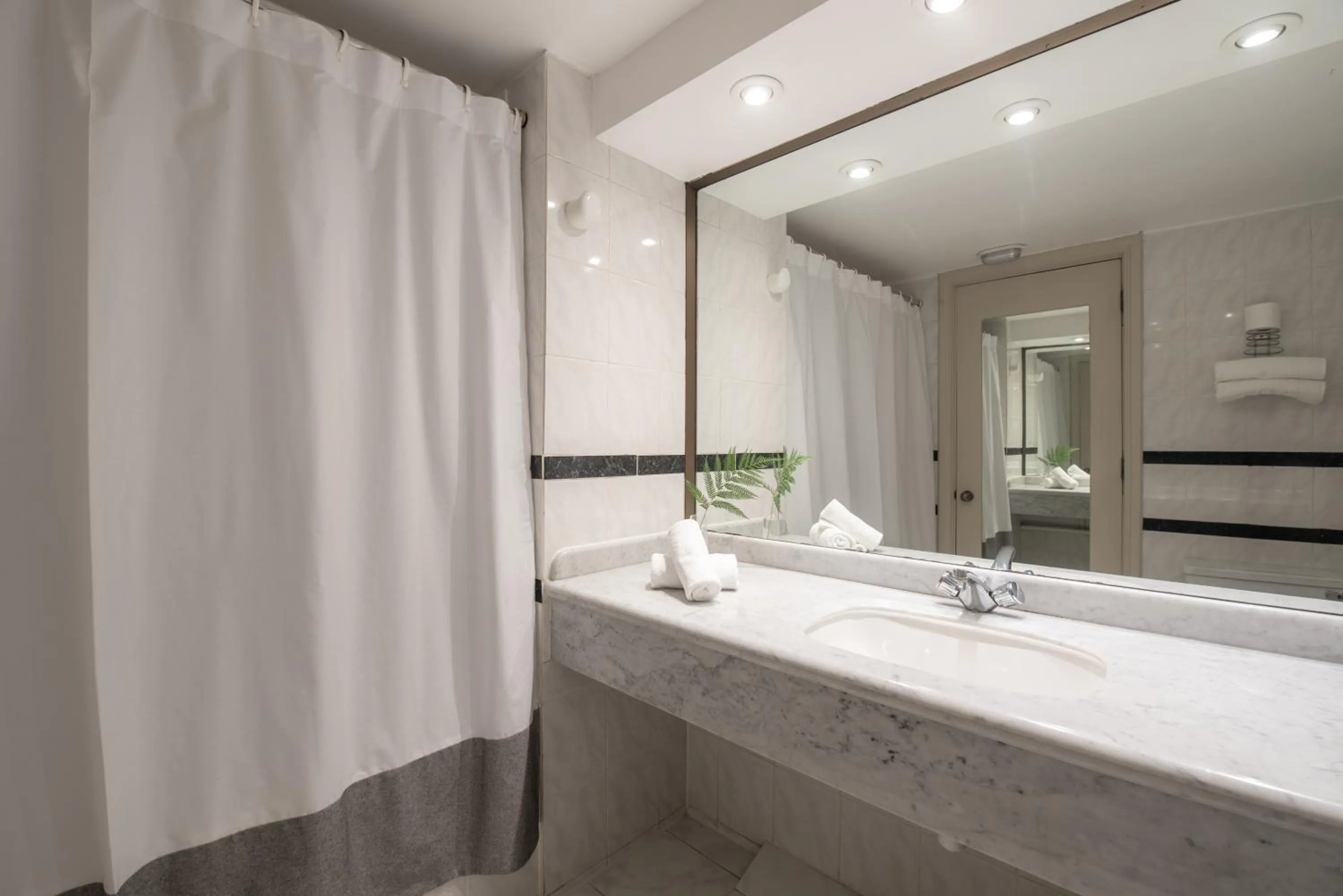 Bathroom in Hotel Puerta del Sur