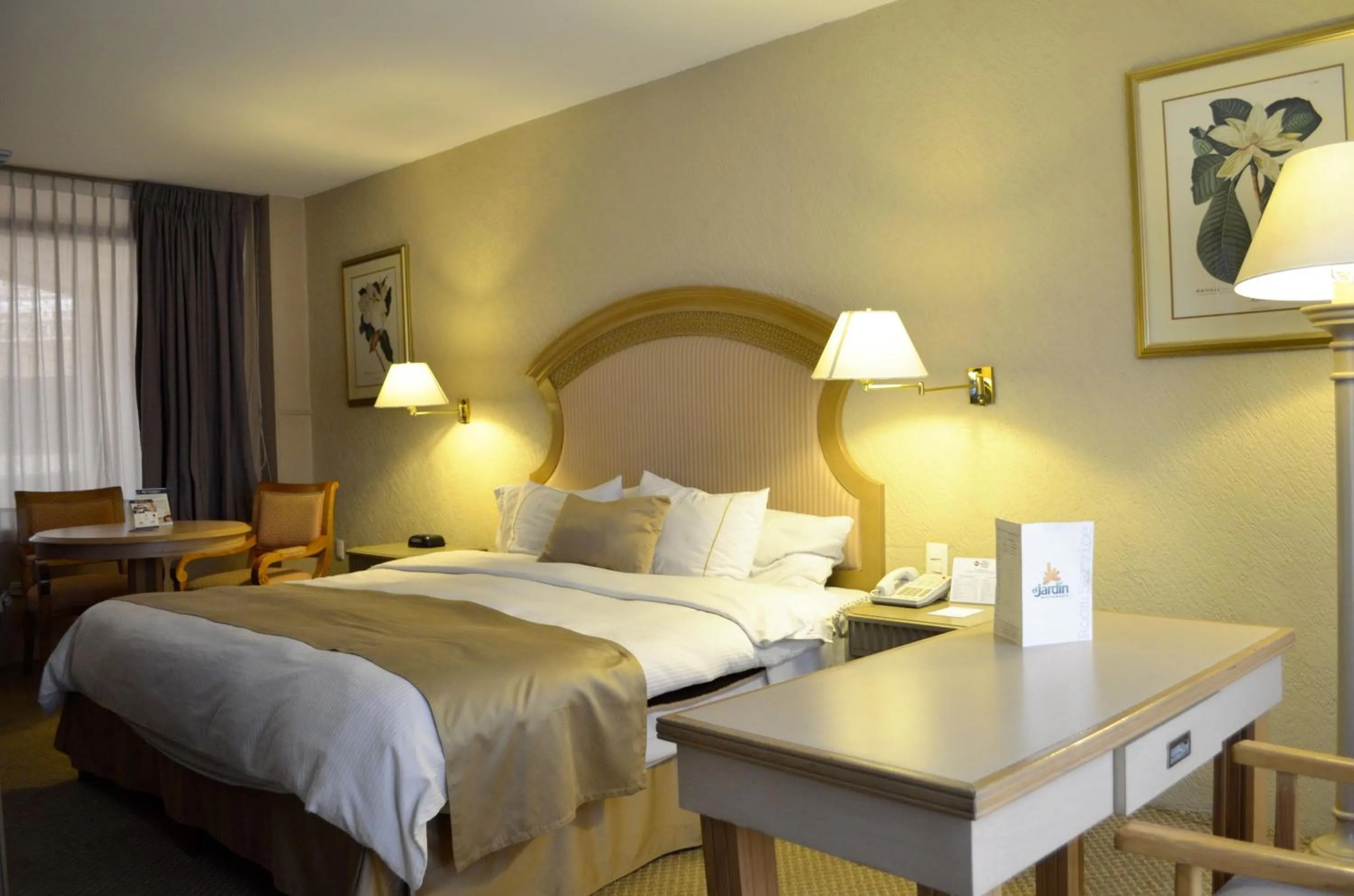 Bed in Best Western PLUS Plaza Florida & Tower