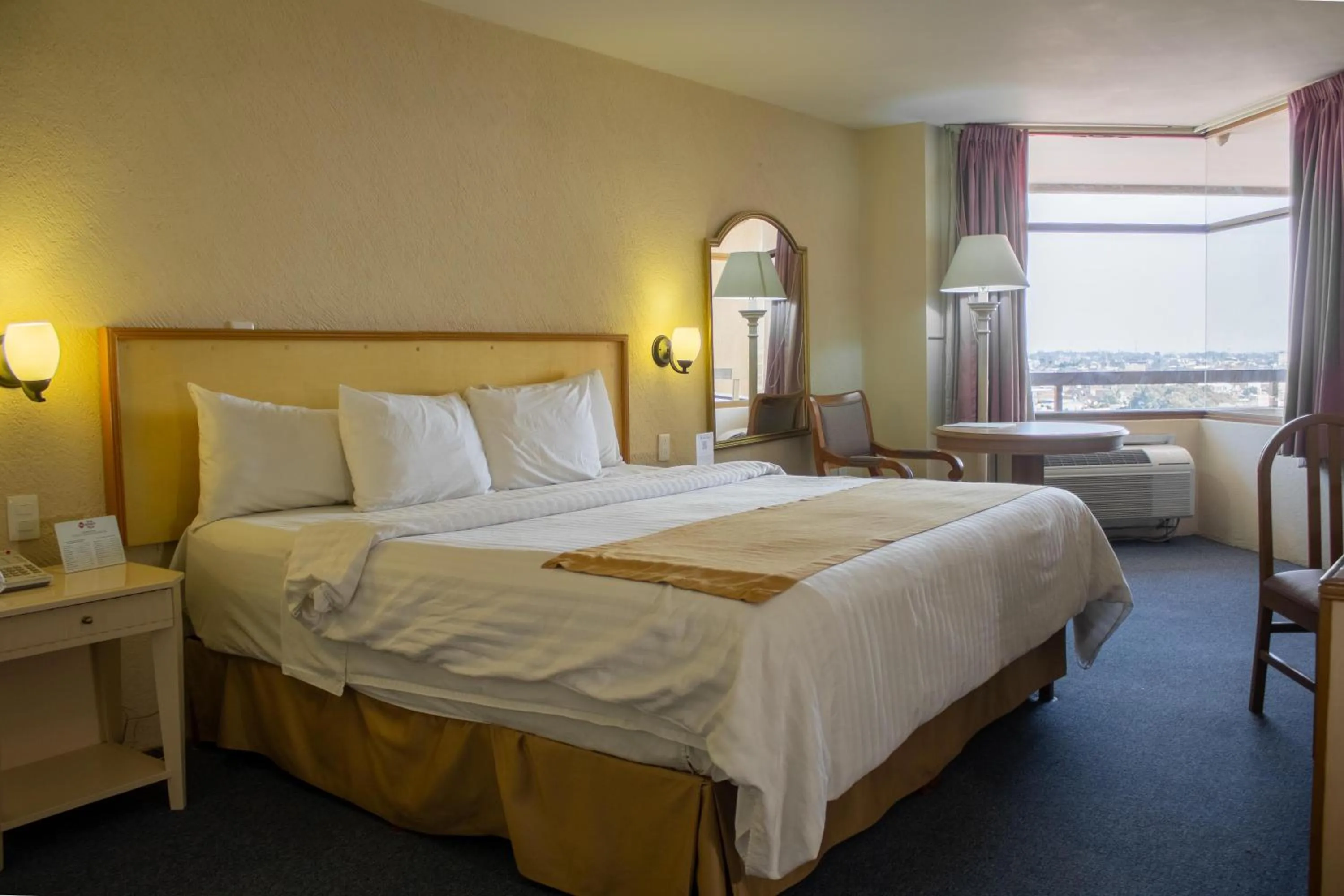 Bedroom, Bed in Best Western PLUS Plaza Florida & Tower