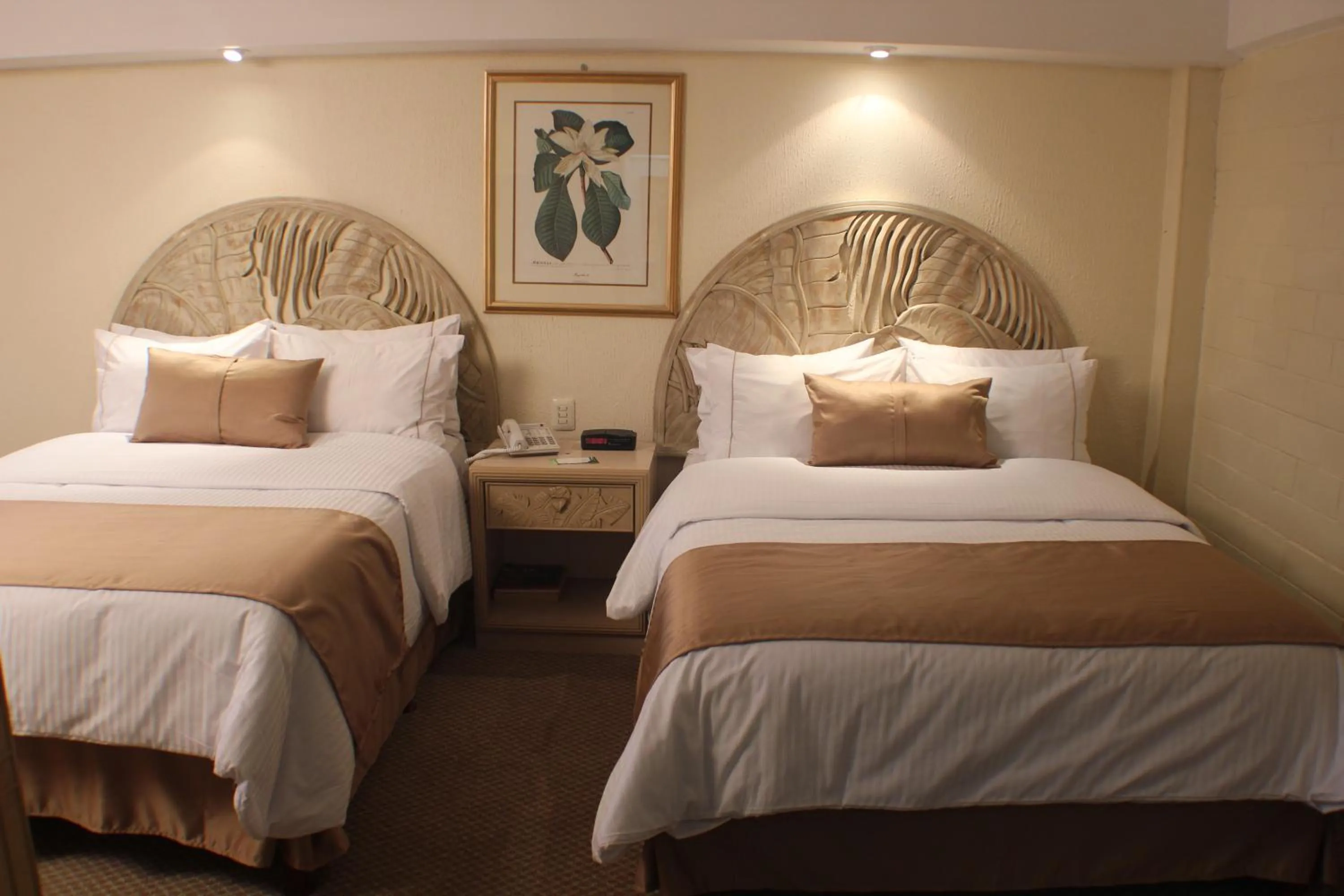 Bed in Best Western PLUS Plaza Florida & Tower