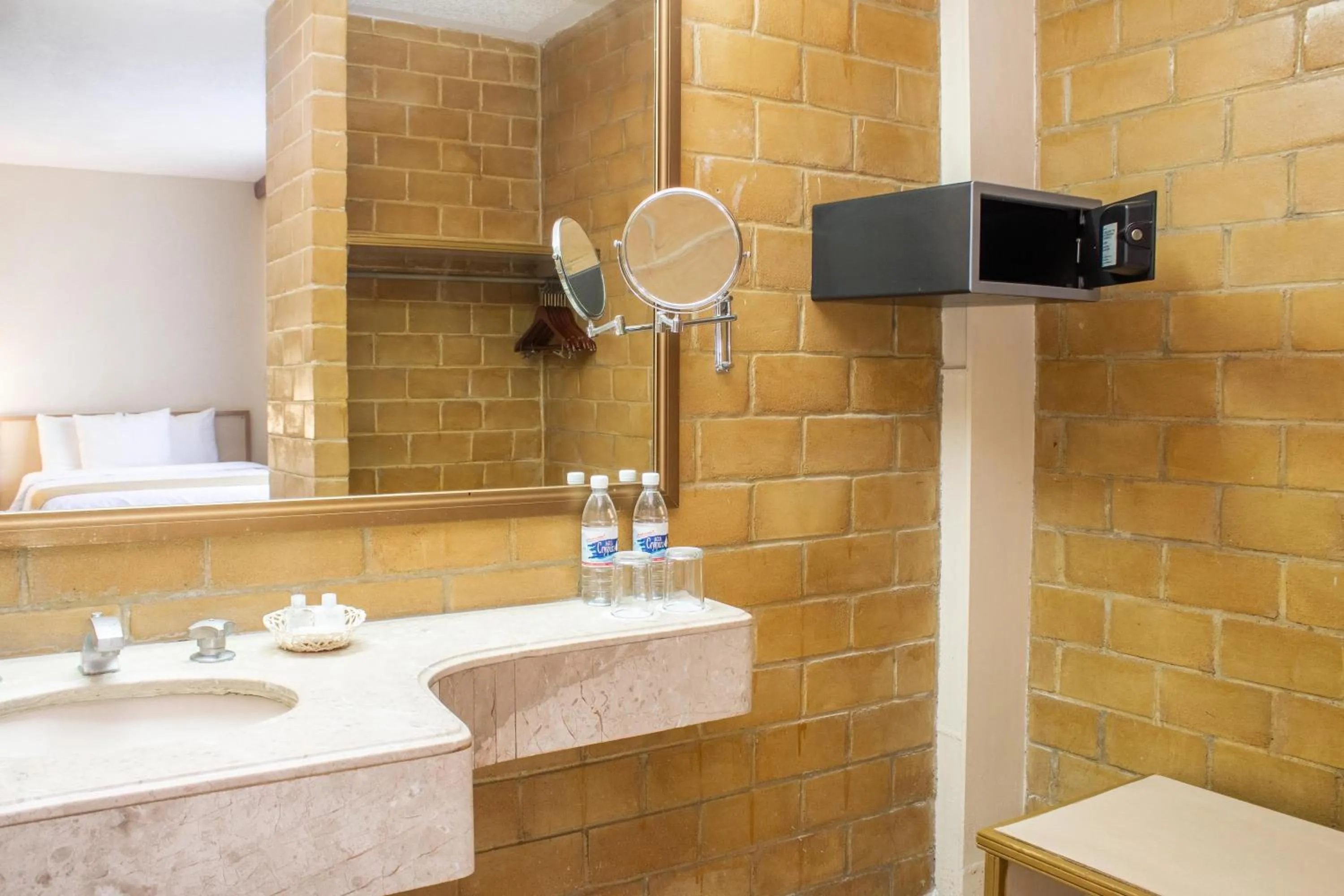 Bathroom in Best Western PLUS Plaza Florida & Tower